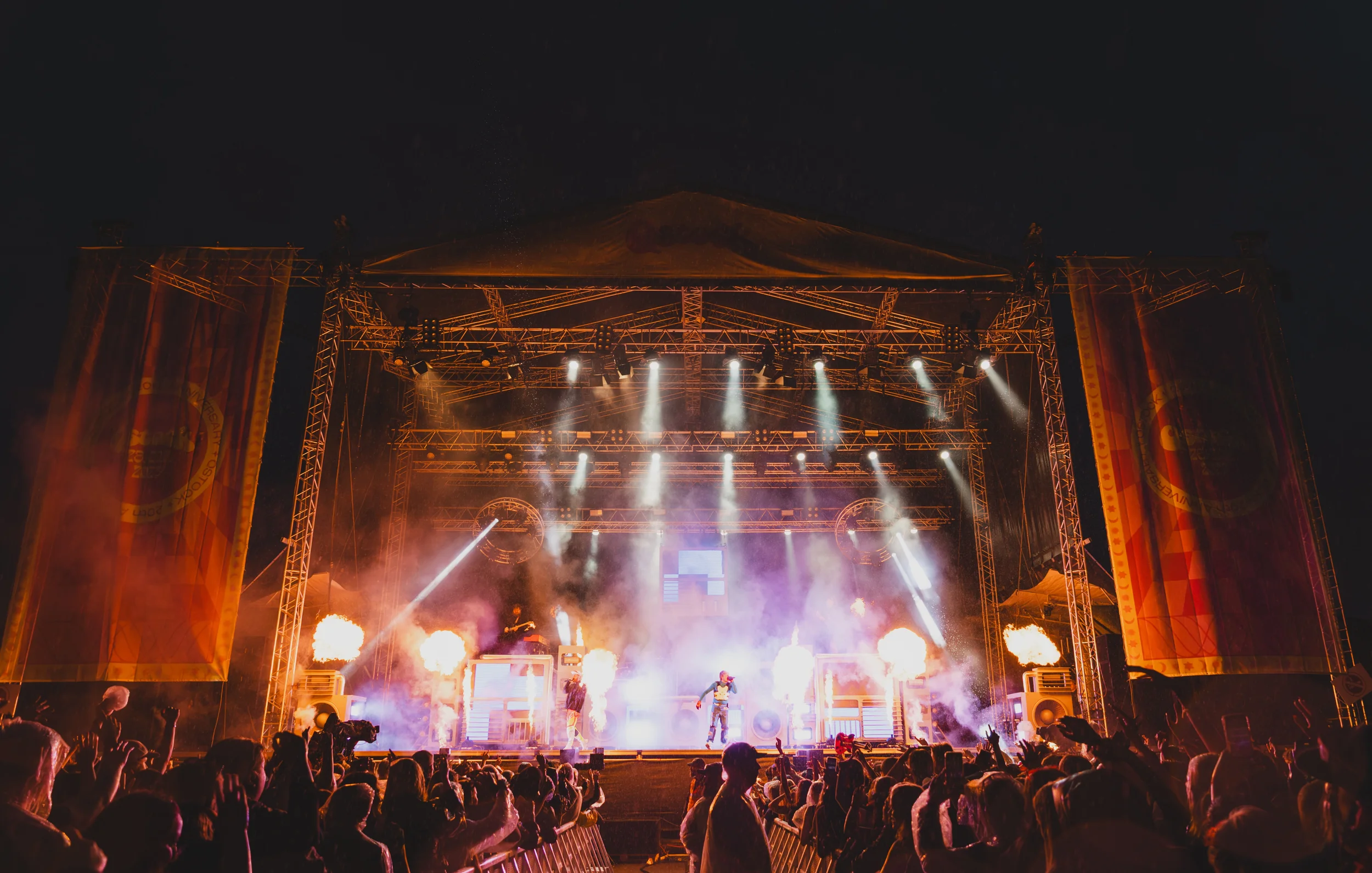 konserttikuva yleisö juhlii artistien ollessa lavalla esiintymässä