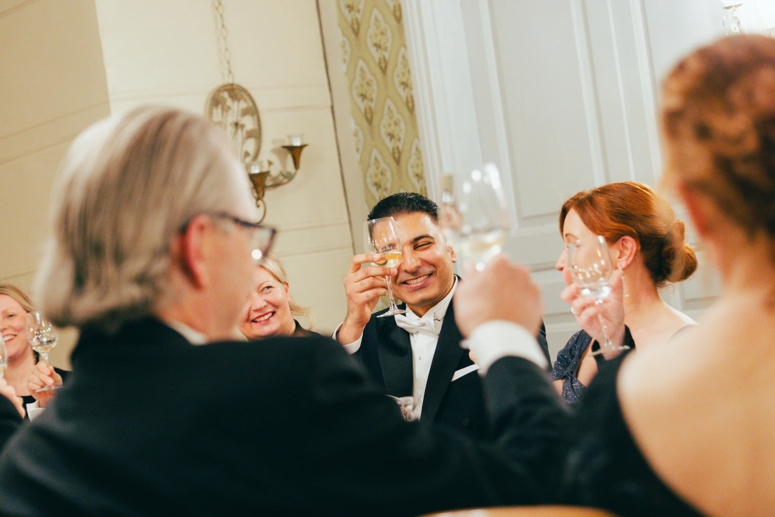 tapahtumakuvaus seurue kilistelee saavutukselle