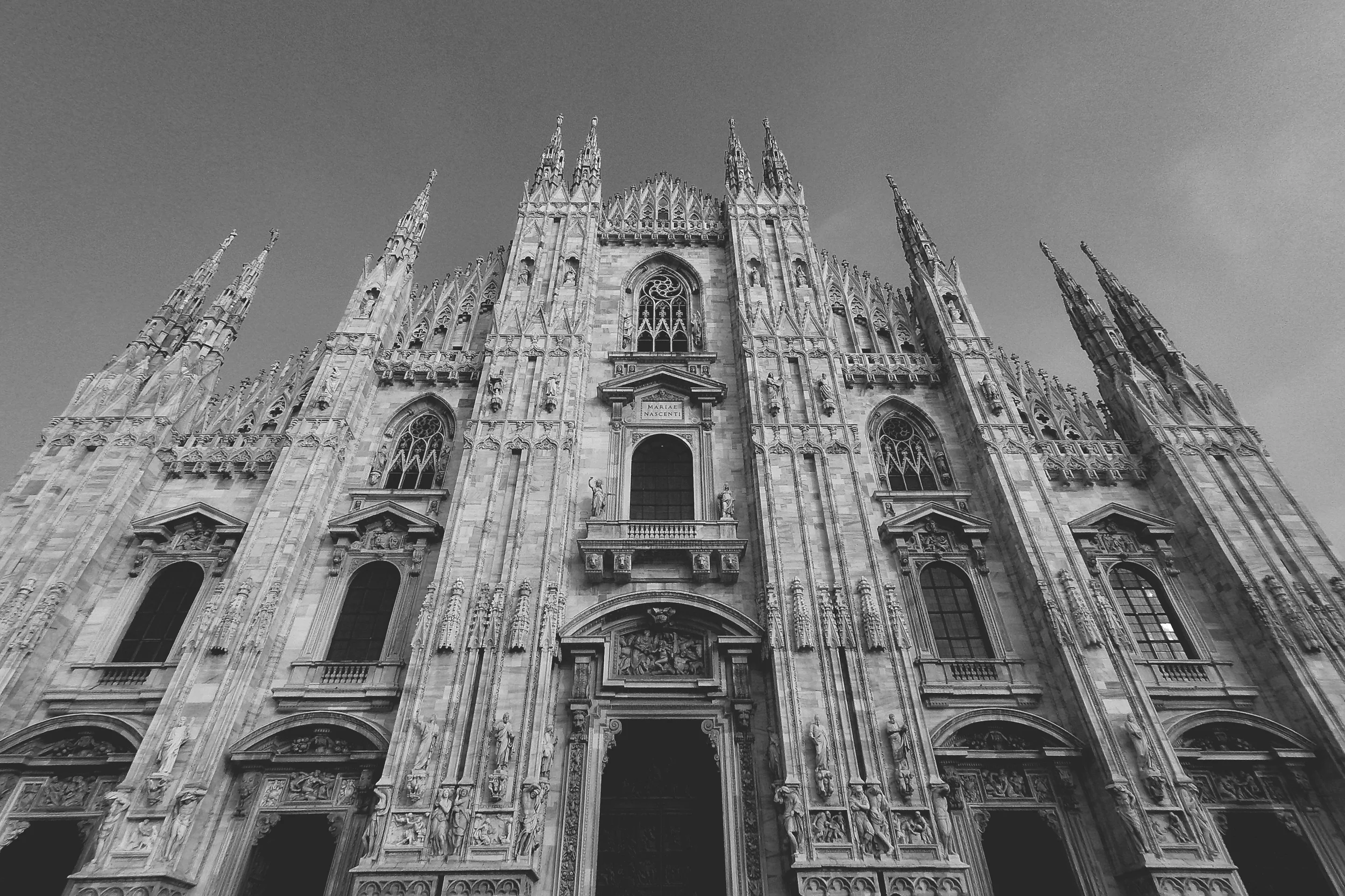 arkkitehtuurikuva Milanon duomo kirkko