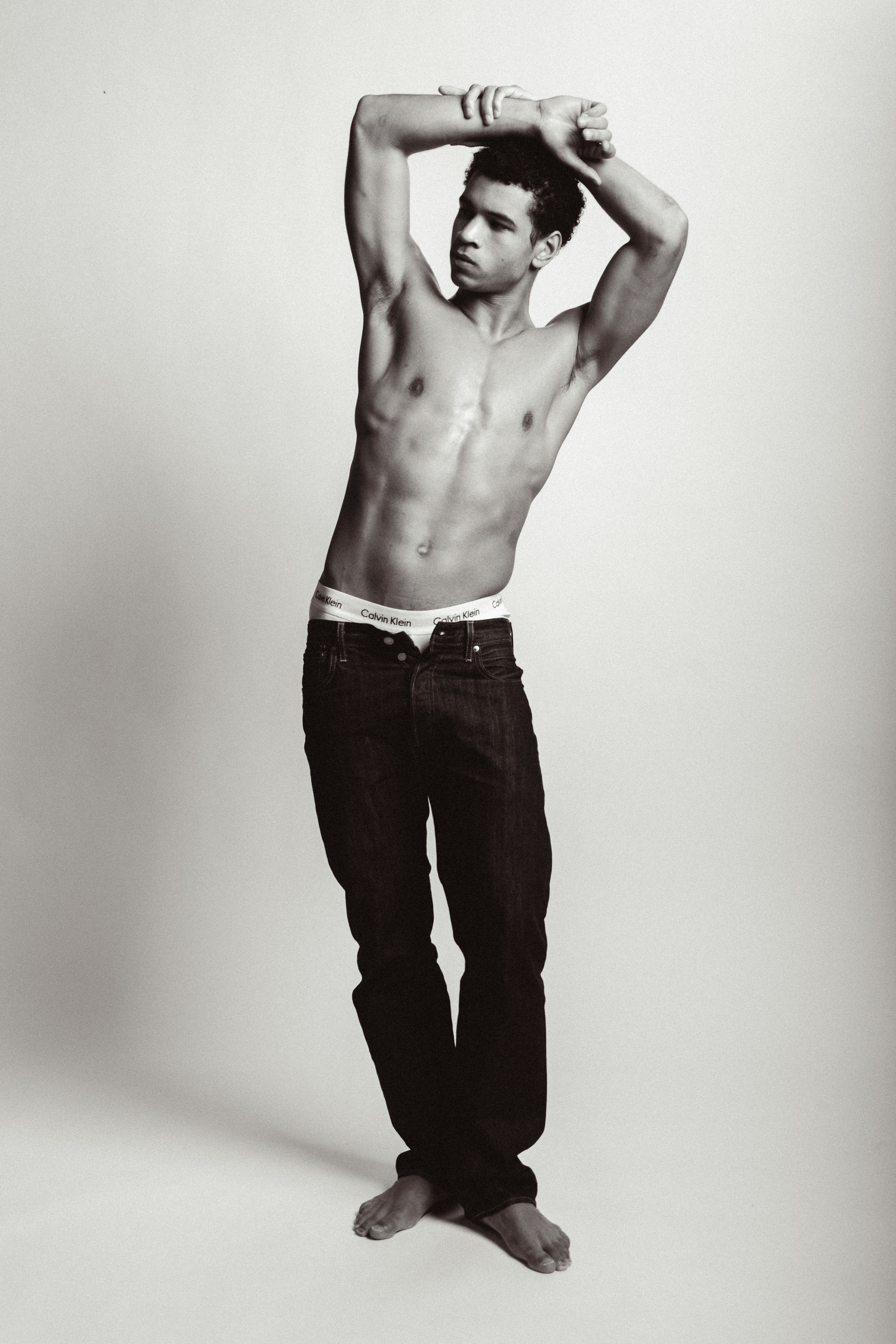 henkilökuva mies ilman paitaa studiossa.