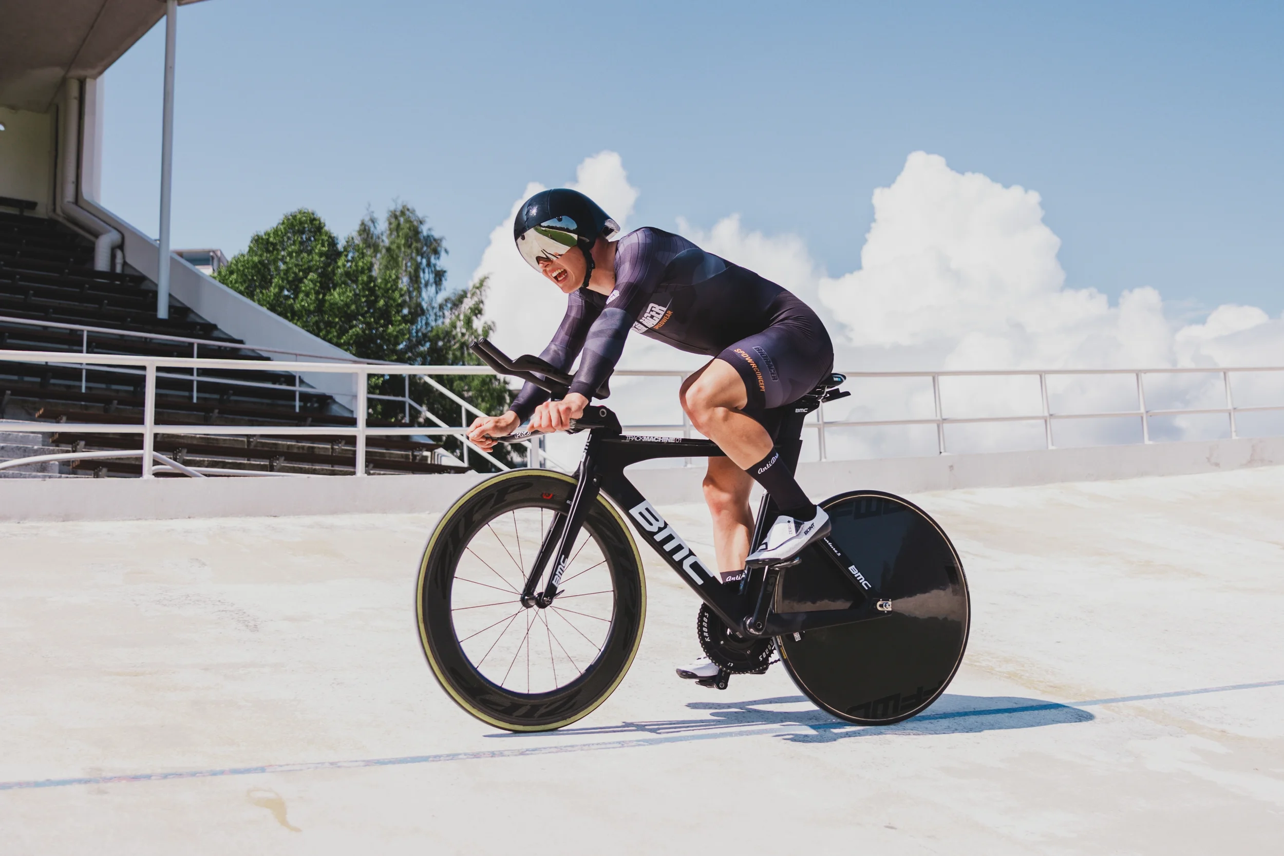 urheilukuva mies ajamassa pyörällä