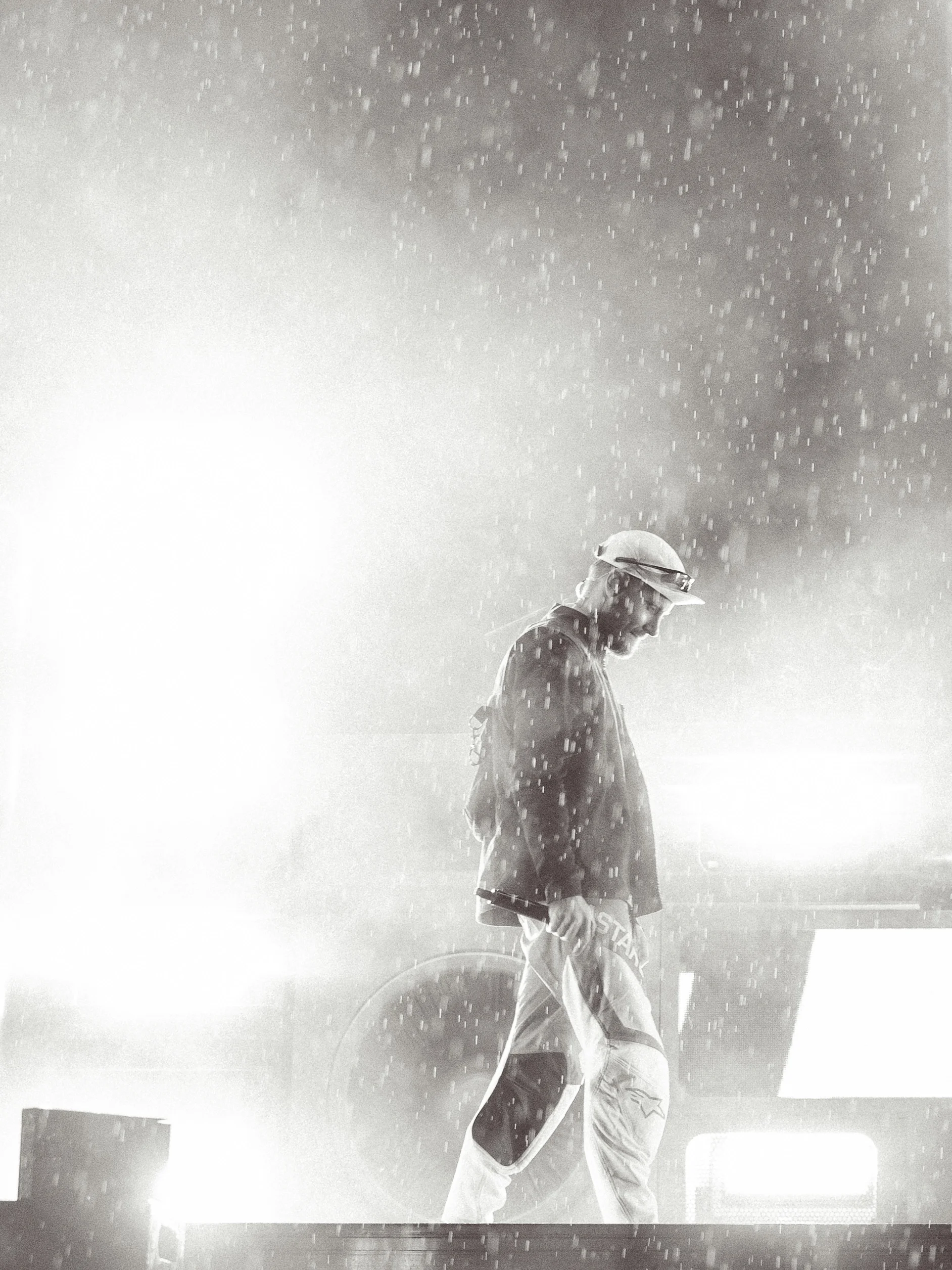 Konserttikuva Jare Brand esiintymässä lavalla