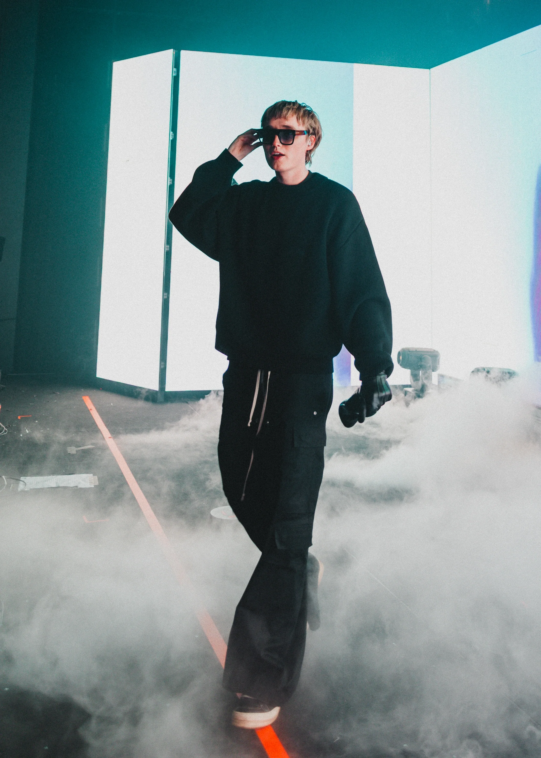 artistikuva Isac Elliot esiintymässä konsertissa