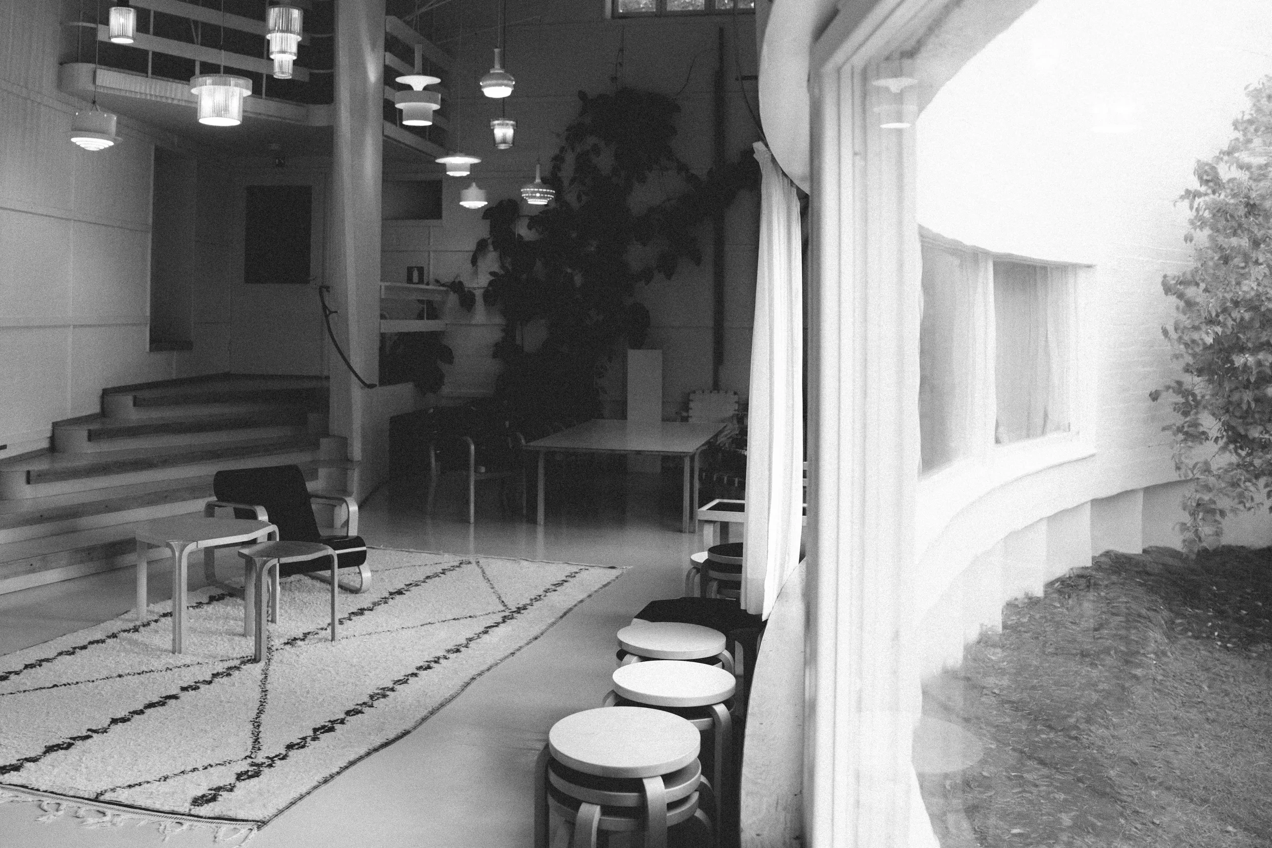 asuntokuvaus mustavalkokuva olohuoneesta