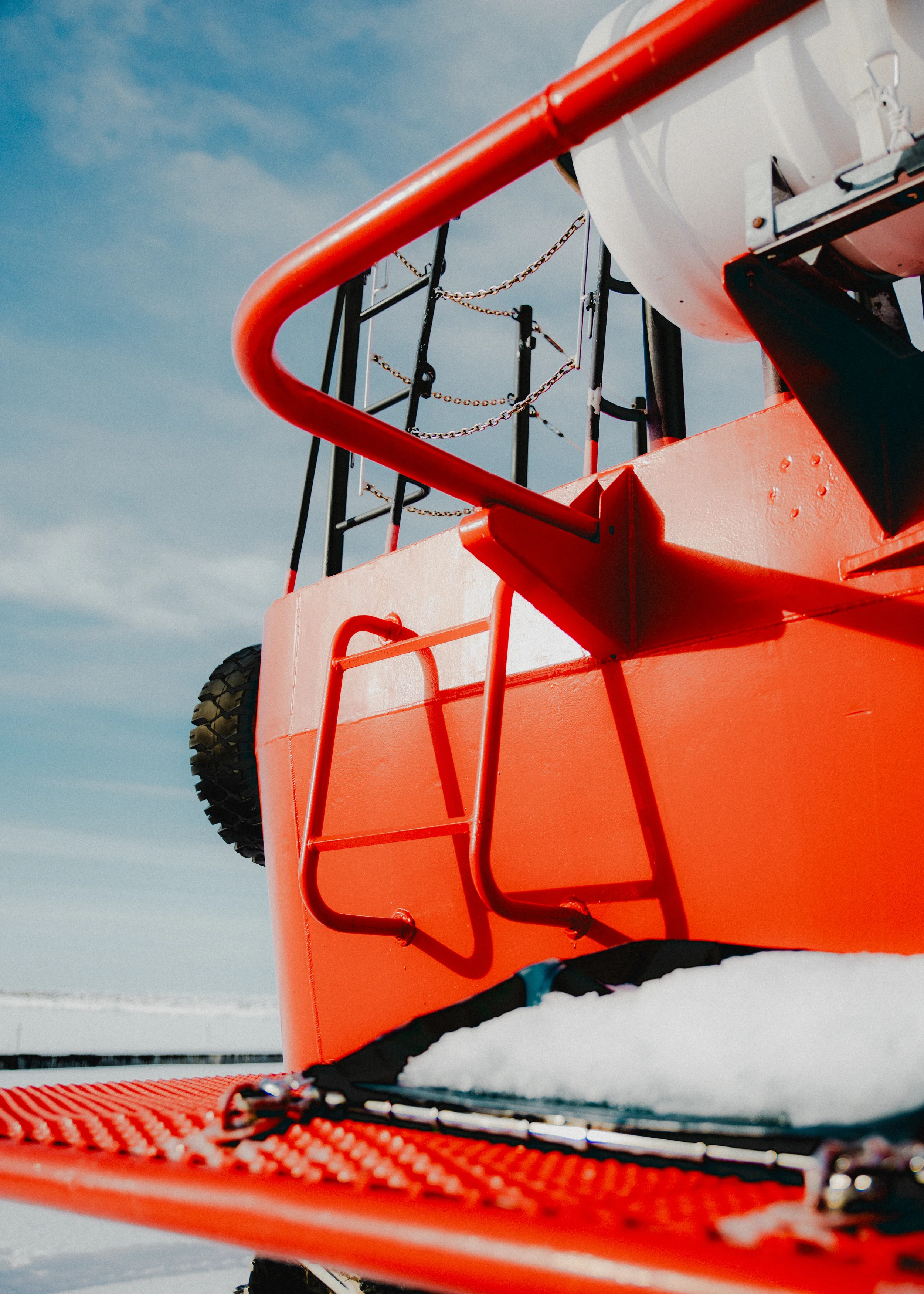 yksityiskohtakuva punaisesta jäänmurtajasta hailuodossa