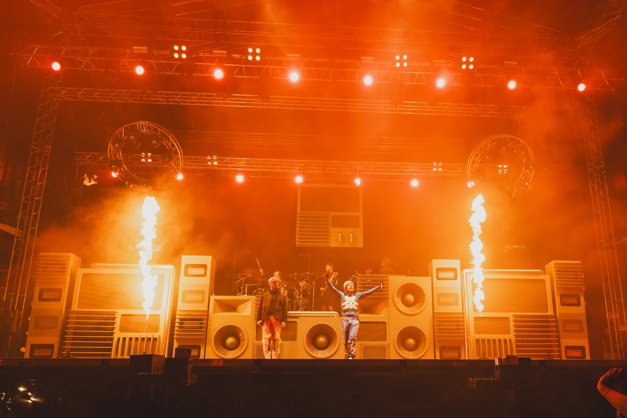 konserttikuva JVG esiintymässä lavalla liekinheitinten vieressä