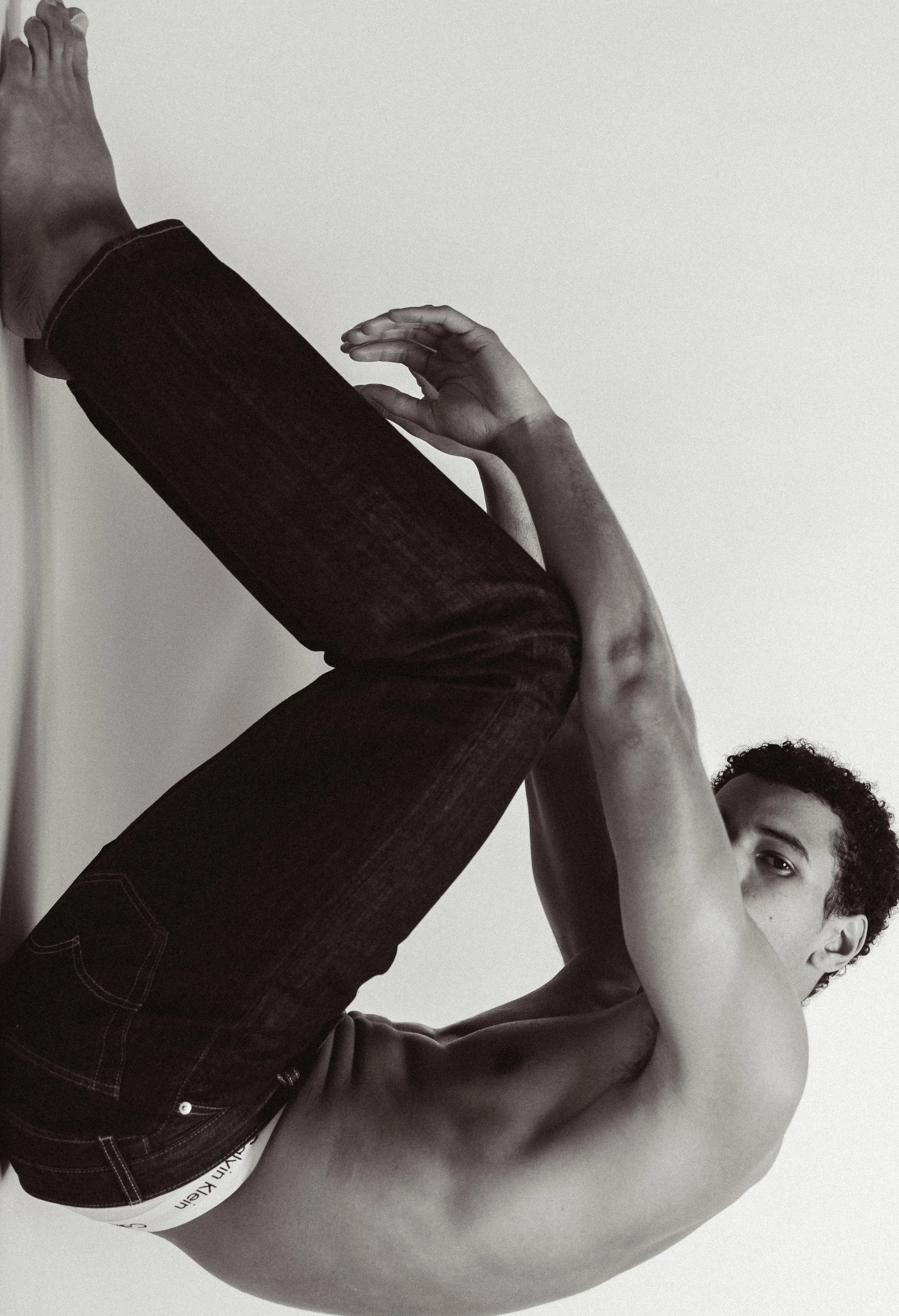 henkilökuva mies istuu studion lattialla