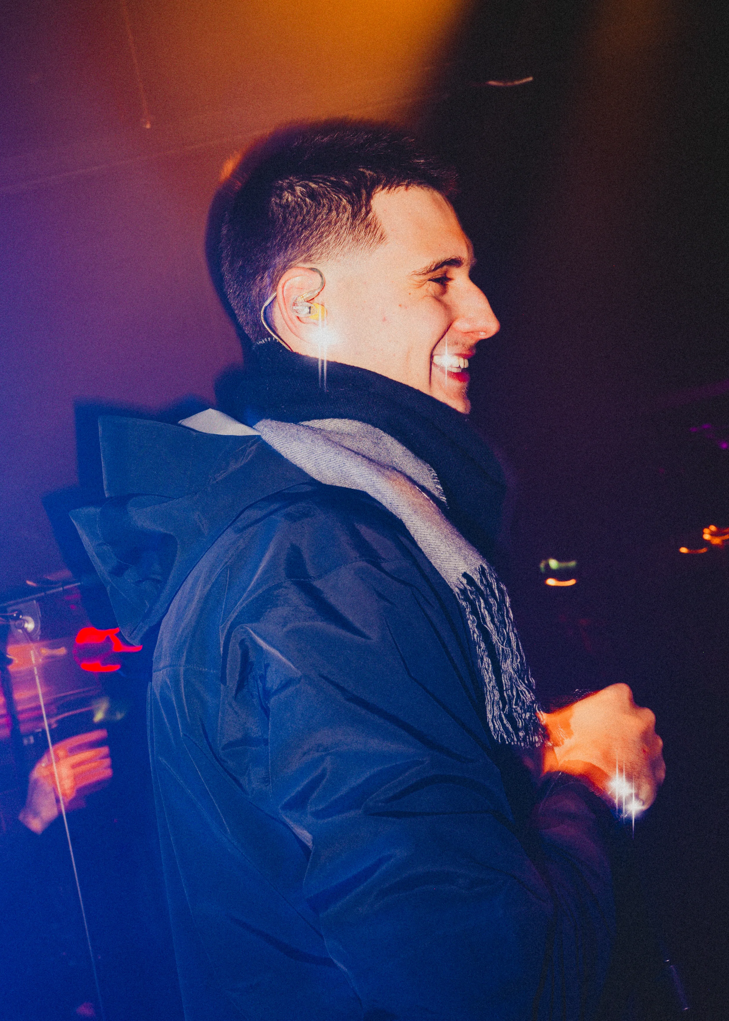 muotokuva artisti lage esiintymässä