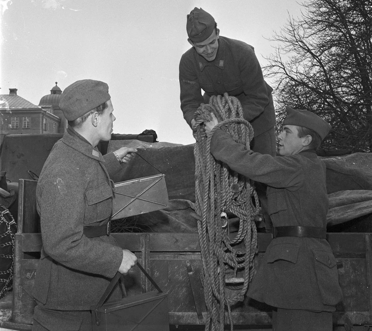 Soldiers from Uppland infantry regiment (I.8) in fm/39-55 uniform loading a truck, 1957.