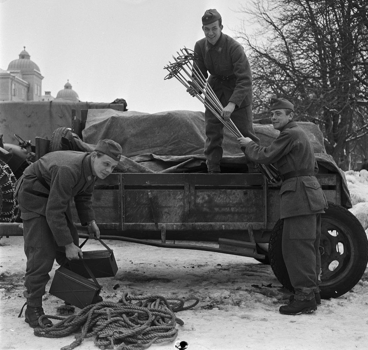 Soldiers from Uppland infantry regiment (I.8) in fm/39-55 uniform loading a trailer, 1957.