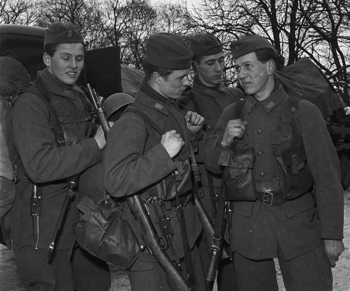 Soldiers from Uppland infantry regiment (I.8) in fm/39-55 uniform with fm/55 webbing reading for an exercise, 1957.