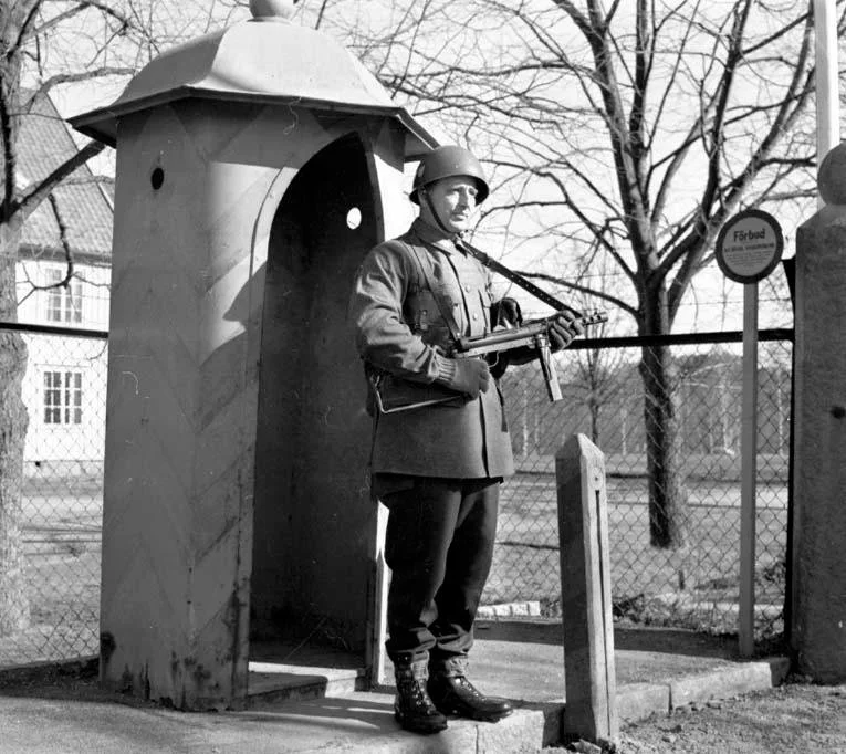 Soldier in fm/39-55 uniform with fm/55 webbing on sentry duty, 1957-1960