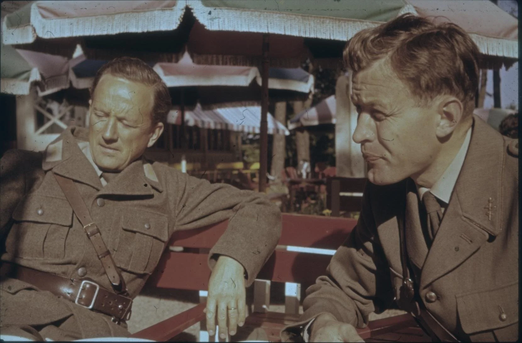 An Kapten from the Signal regiment S.2 in fm/1939-55 uniform (left), next to an Löjtnant from the Infantry in standard m/1939 uniform (right), 1958. 