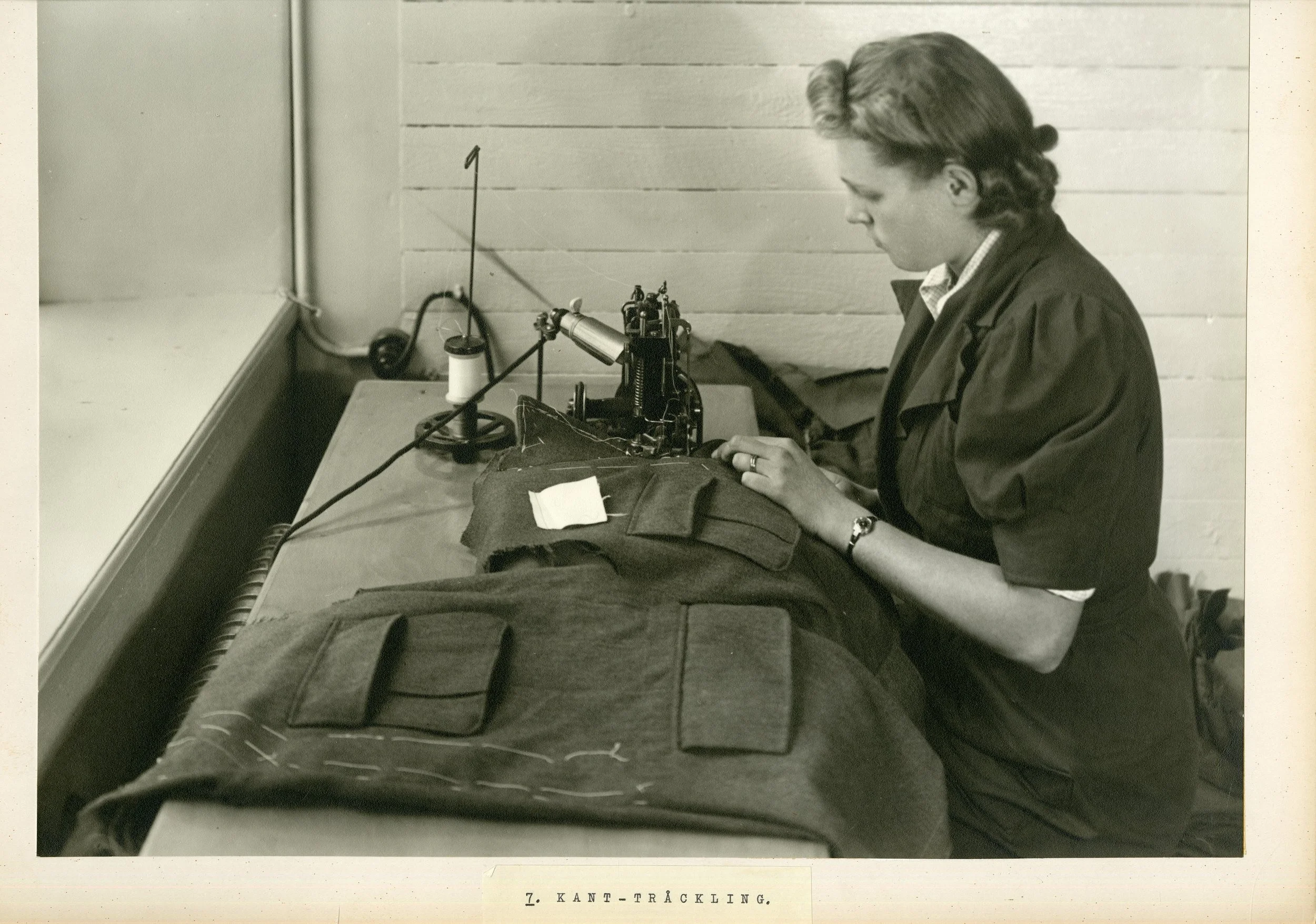 Women working on m/1939 tunic