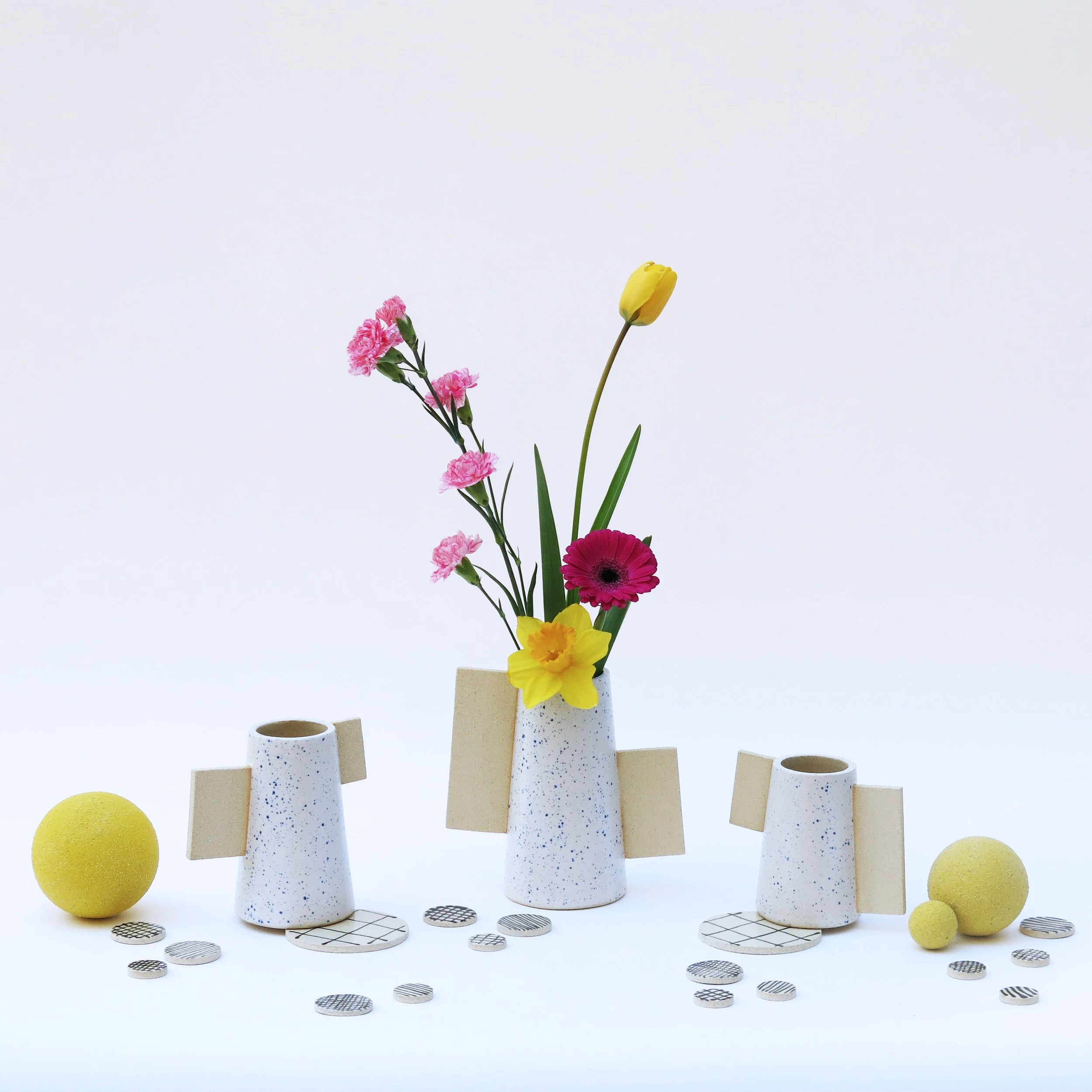 Vases en grès avec émail moucheté blanc et éléments en terre brute, formes contemporaines.