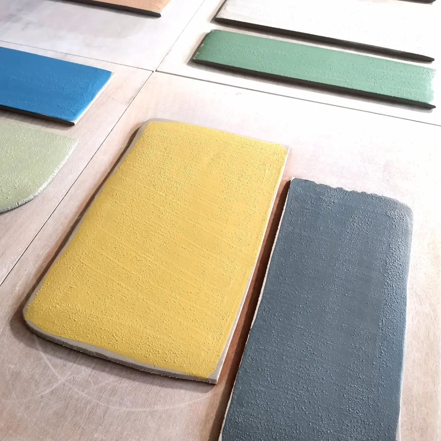 Derni&egrave;re plaques d'argile color&eacute;es en pr&eacute;paration du salon Strasbourgeois europ&eacute;en des m&eacute;tiers d'art ! @salonresonances !
Les plus grandes pi&egrave;ces sont pr&ecirc;tes mais je m'&eacute;clate &agrave; pr&eacute;p