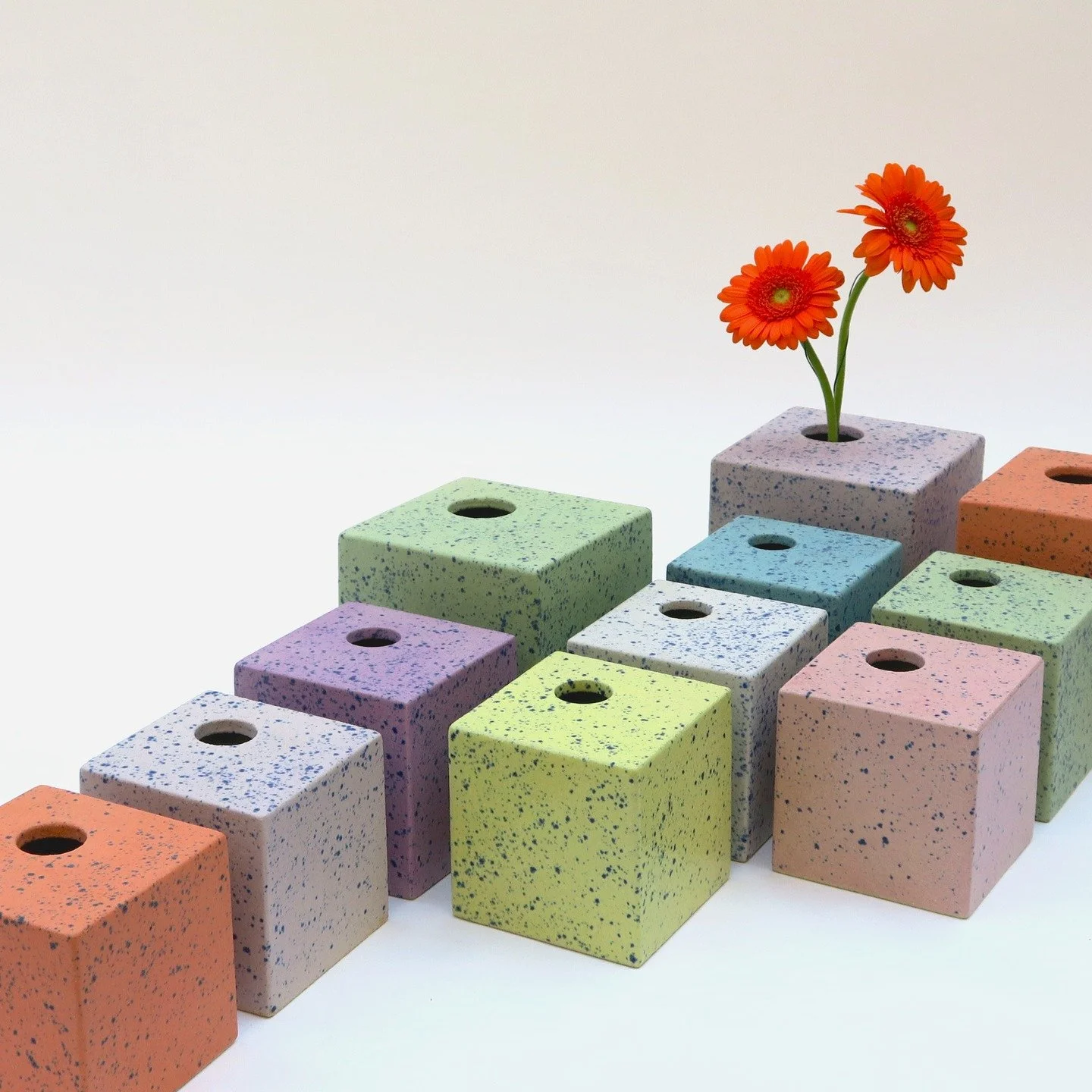 KUBO est une nouvelle collection n&eacute;e cet &eacute;t&eacute; de mon plaisir de jouer avec la couleur et la mati&egrave;re.

Vous l'avez peut-&ecirc;tre d&eacute;j&agrave; aper&ccedil;ue sur les &eacute;v&eacute;nements r&eacute;cents mais une pe