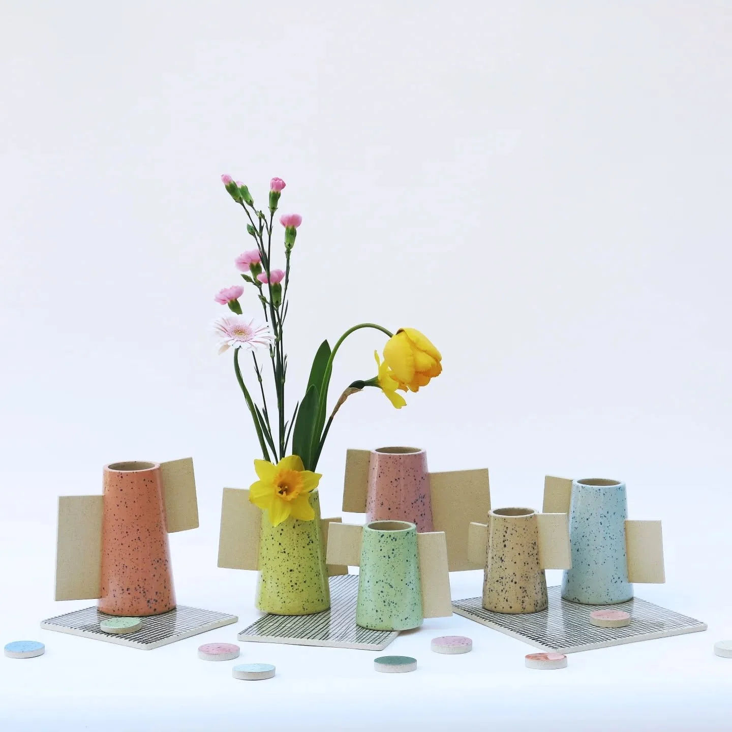 C'est parti pour la saison des march&eacute;s et j'emm&egrave;ne  dans mes valises (ou dans mes multiples caisses plut&ocirc;t..) pas mal de petites nouveaut&eacute;s bien color&eacute;es.

🟡

Ici les vases "Machins", une s&eacute;rie cons