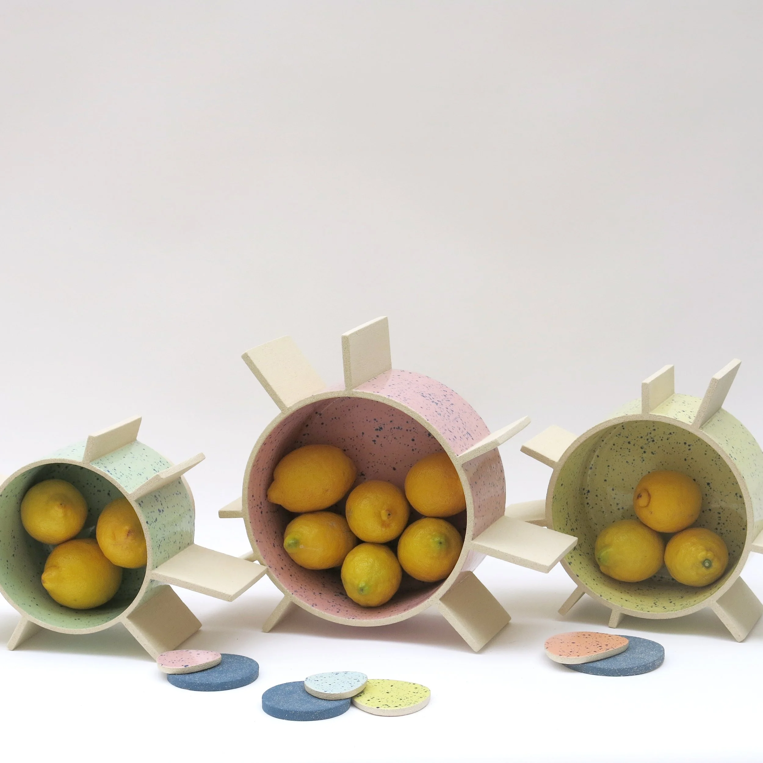 Pièces Axis en grès, formes mécaniques et géométriques avec émail moucheté, composition avec citrons