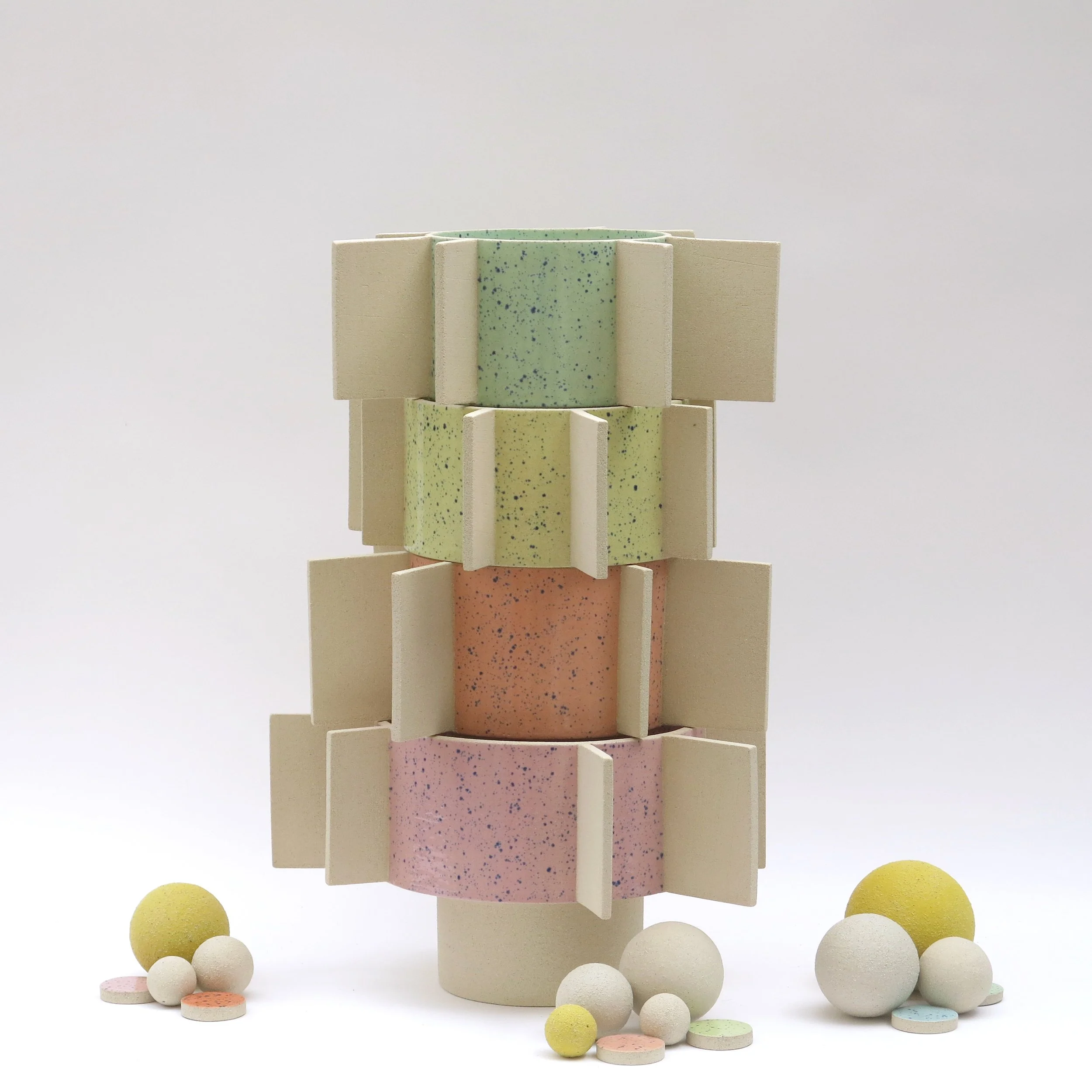 Assemblage de pièces Axis, formes modulaires et équilibre entre éléments.