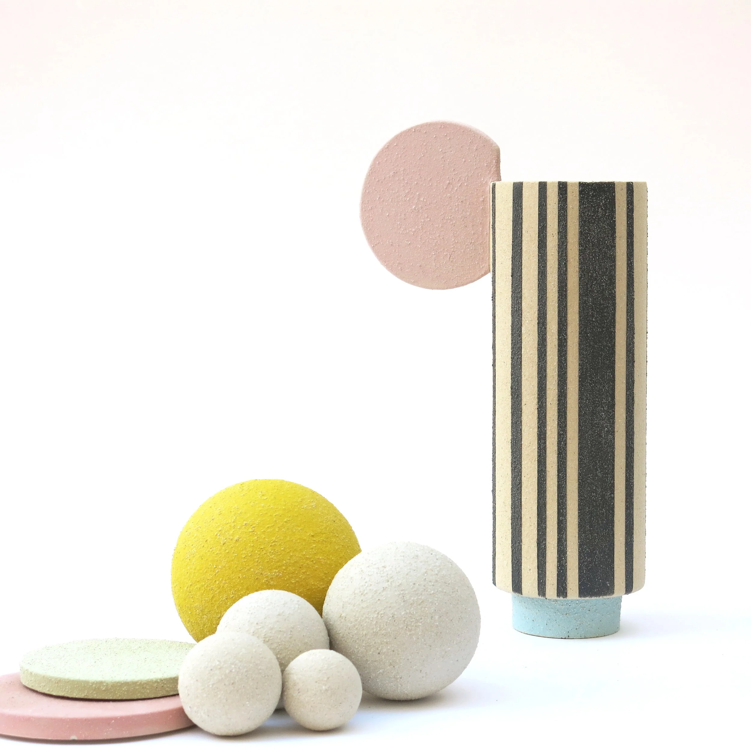 Détail d’un vase Colonne en grès chamotté avec décor à l’engobe, lignes noires et forme colorée, texture et éléments géométriques, Julie-Zoé Michel – The Way of Dot.