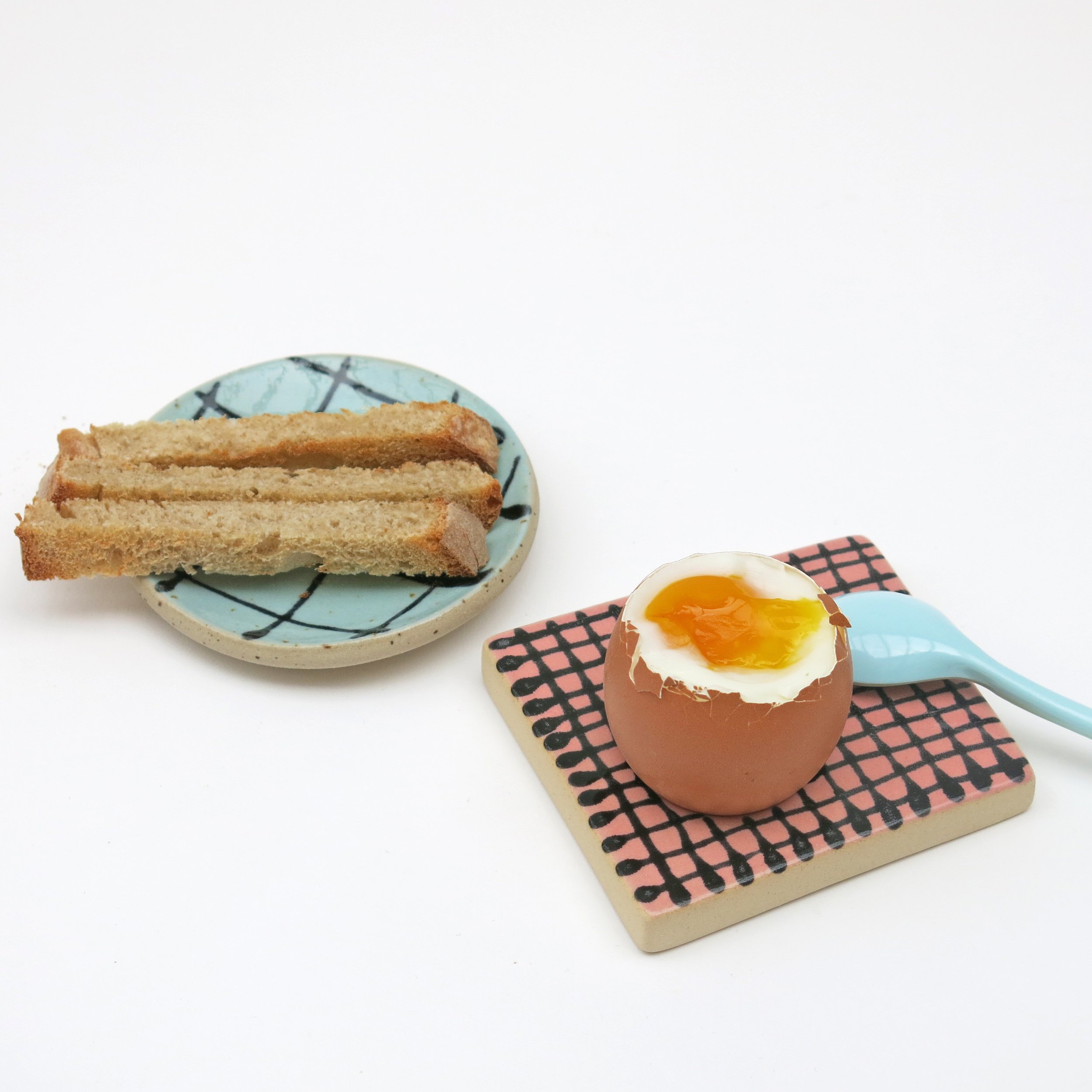 Détail de vaisselle artisanale en grès, textures et motifs graphiques à l’engobe, objets du quotidien revisités par The Way of Dot