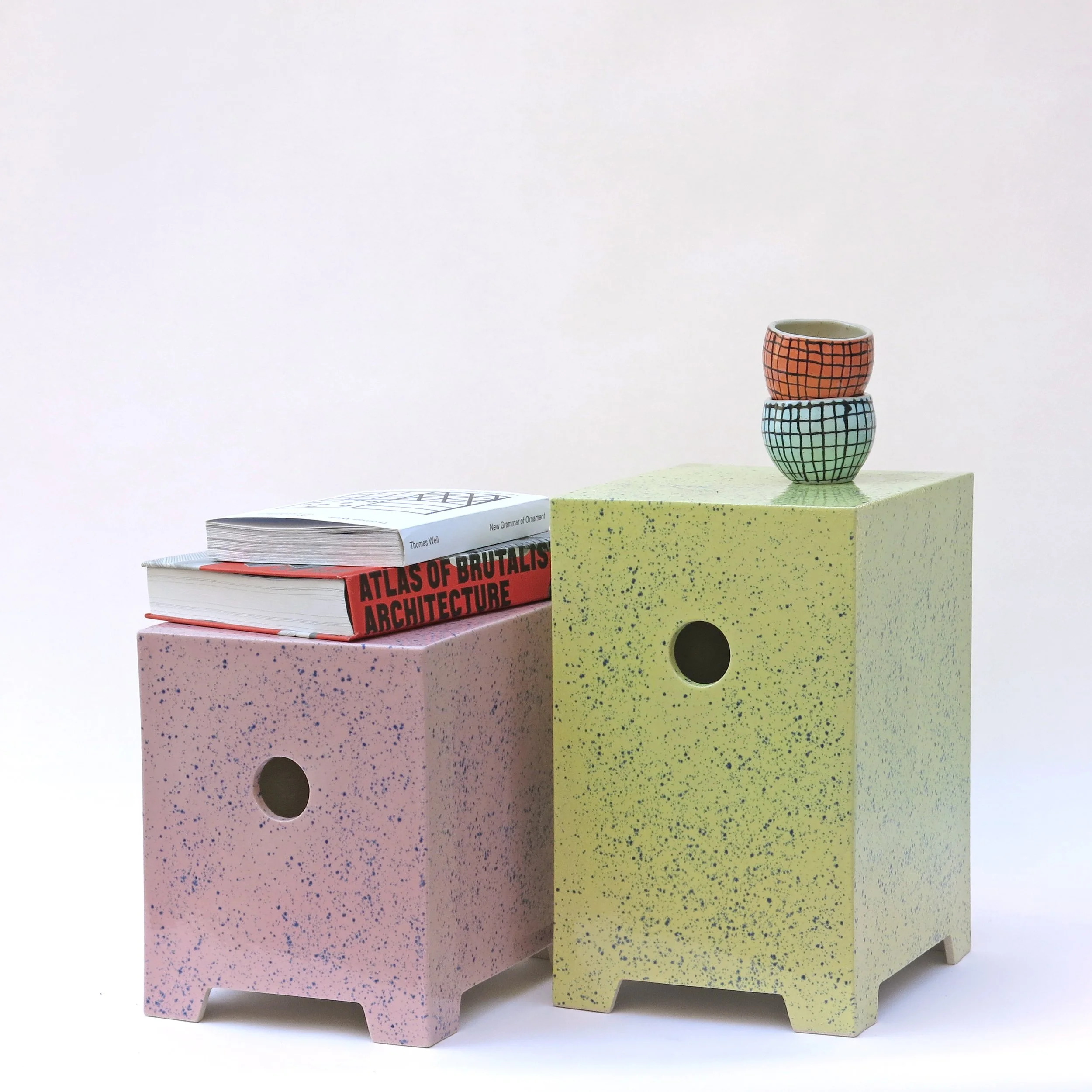 module en céramique artisanale en grès, tabouret ou table d’appoint avec décor émaillé graphique