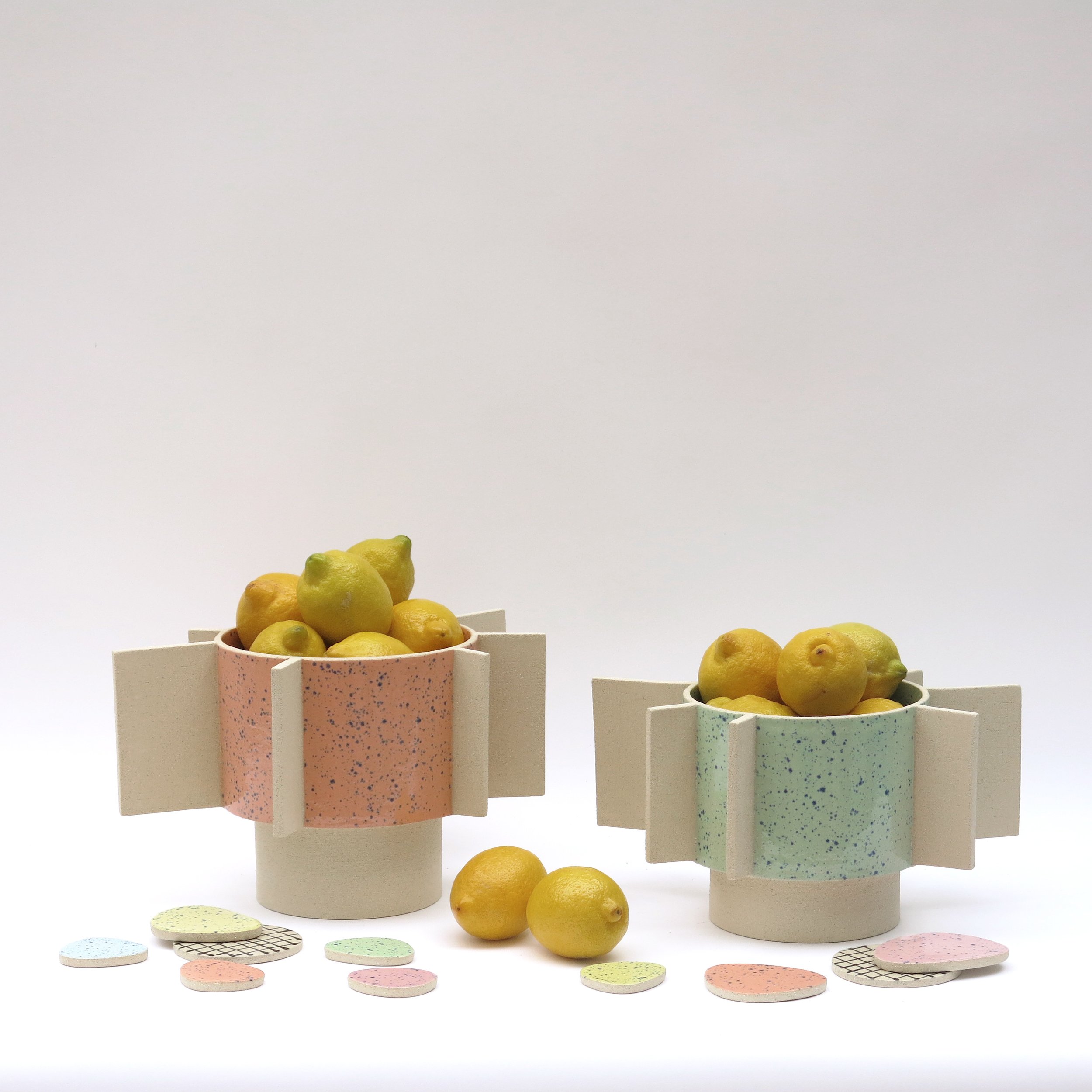 Vases Axis en grès, formes verticales et géométriques, équilibre entre axe et volume.