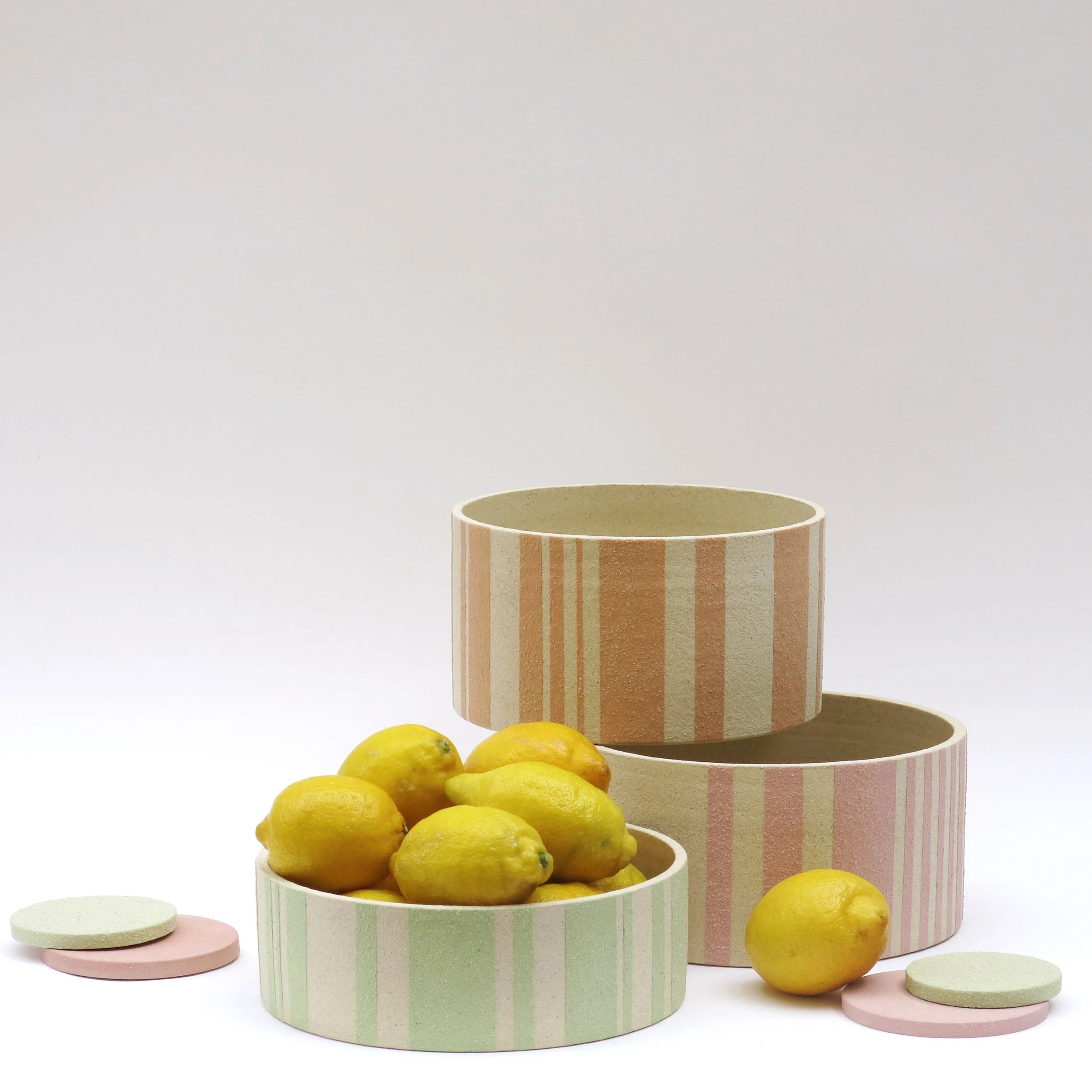 Ensemble de coupes Bandes en grès chamotté avec décor à l’engobe, lignes colorées et rythme graphique, création Julie-Zoé Michel.