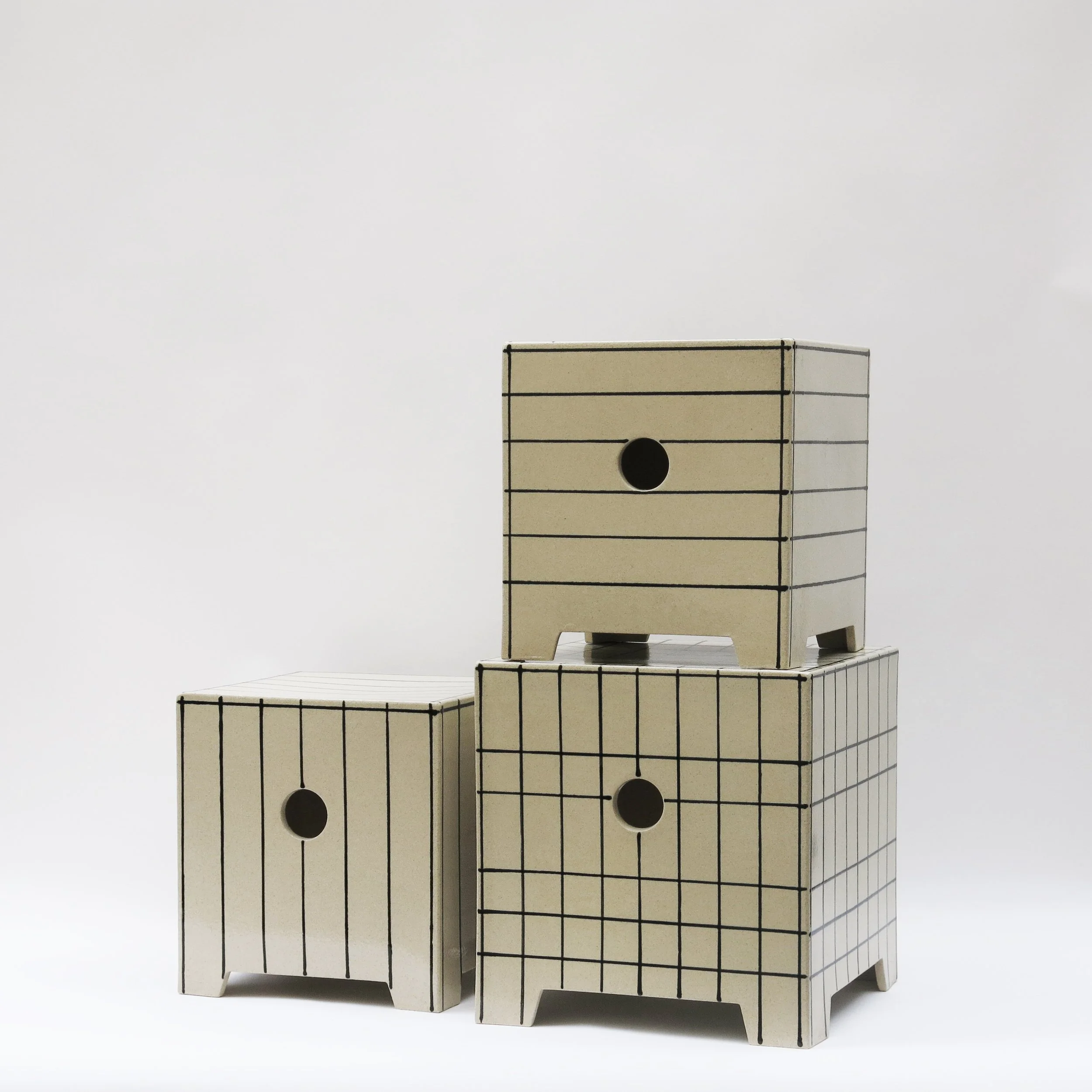 gros plan sur décor émaillé graphique en céramique contemporaine, collection Modules