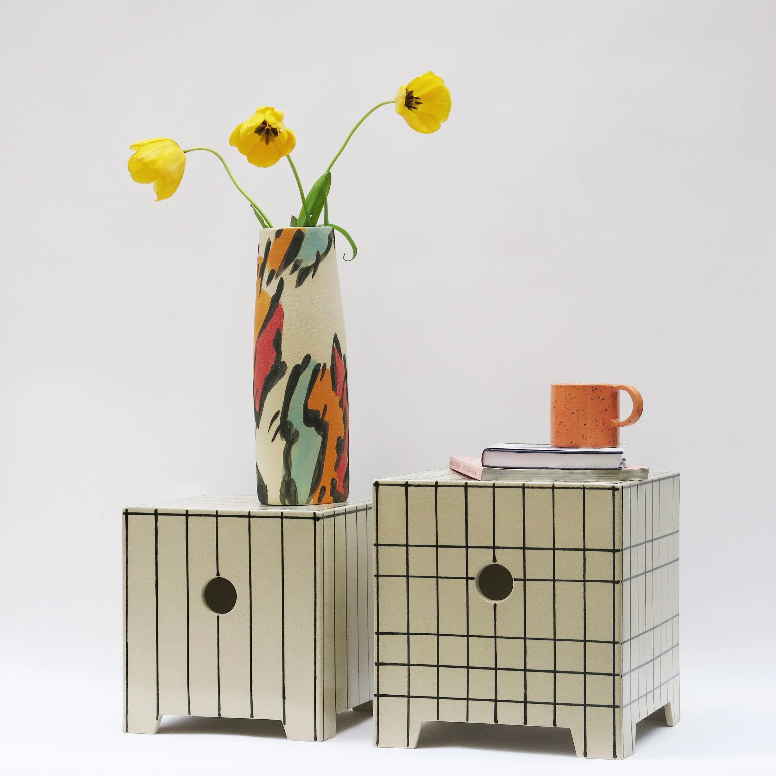 tabouret en céramique contemporaine en grès, décor graphique noir et blanc à l’émail, collection Modules The Way of Dot