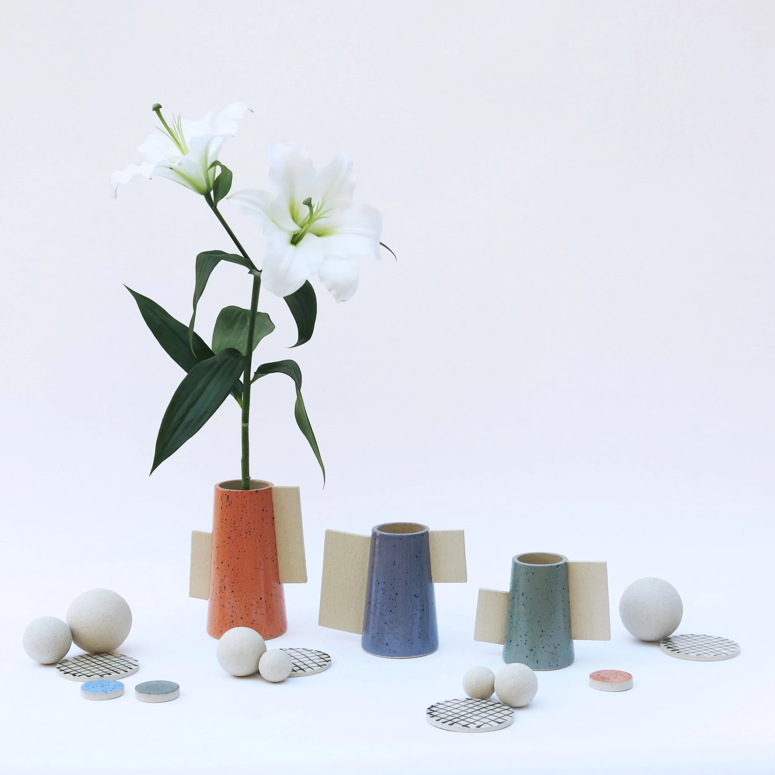 Composition de vases Les Machins, formes simples et ajouts de terre brute.