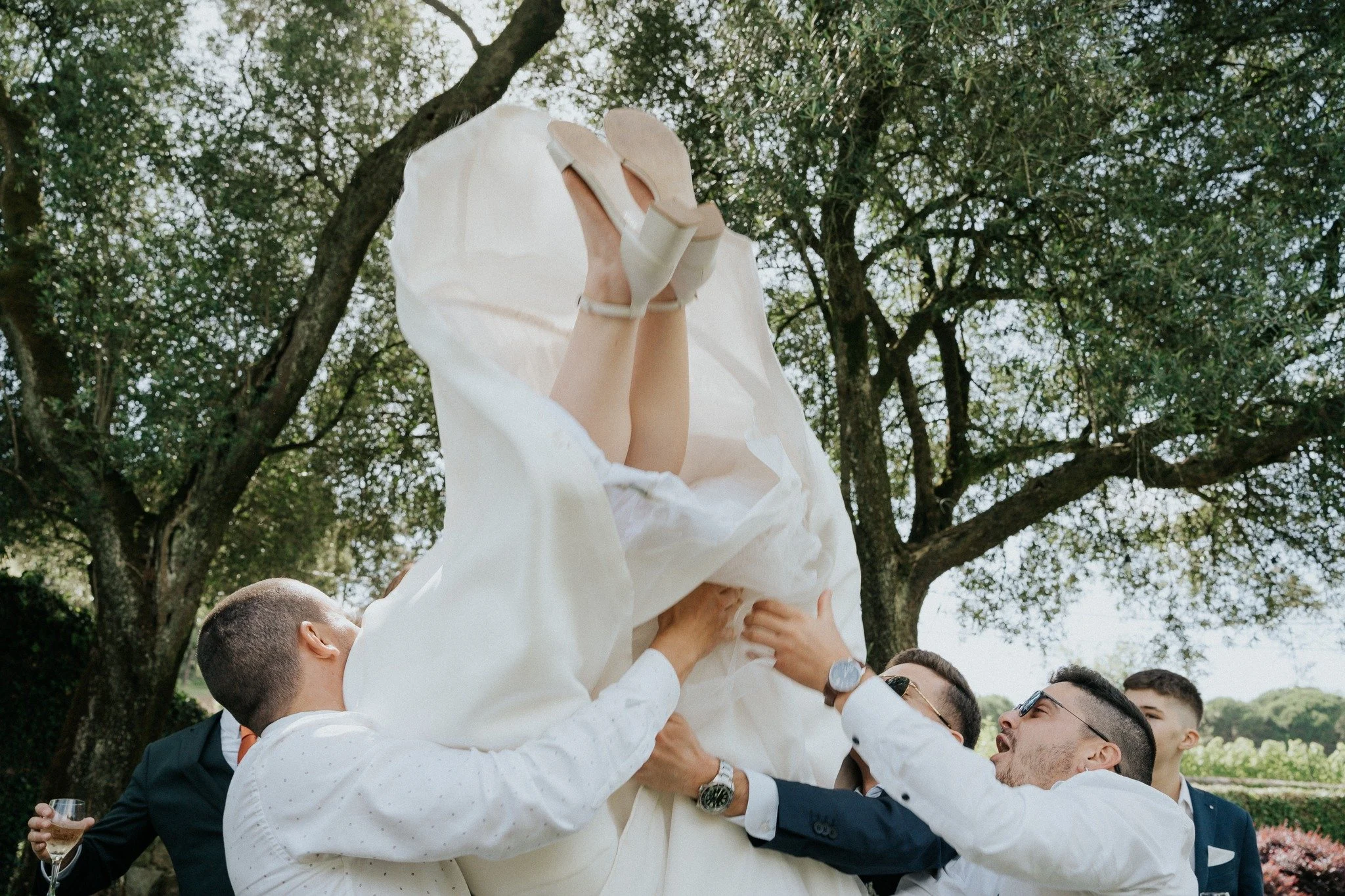 Weddings are made of emotions, connections, and fleeting moments. My job? Make them last forever. 
.
.
.
.
#tiagocoelhophoto #weddings #portugalweddingphotographer #photography #wedding #casaremportugal #portugalweddingplanners #timelessphotography #