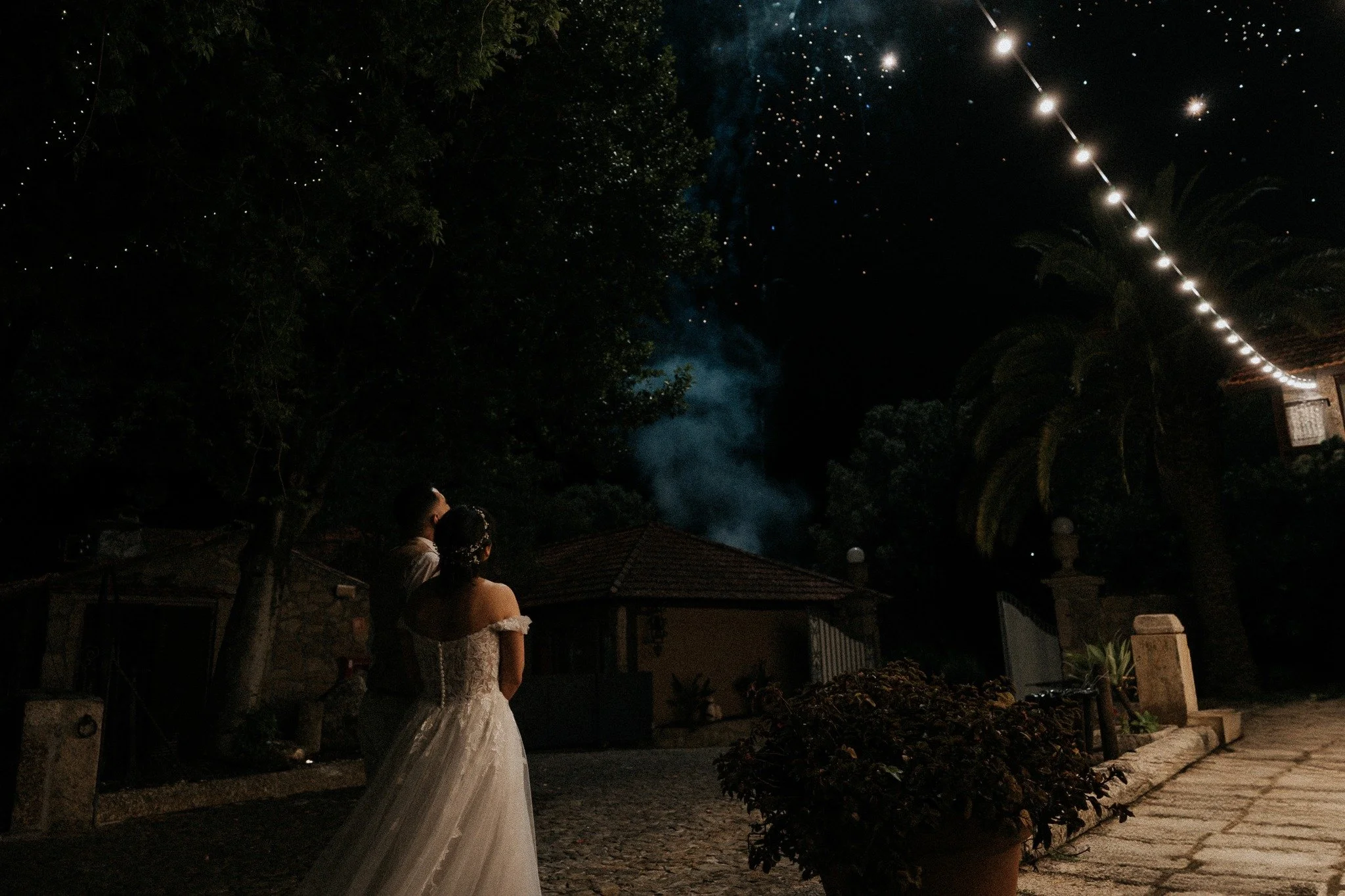 Some nights don&rsquo;t need words. ✨.
.
.
.
.
#tiagocoelhophoto #casamento #wedding #loversrealbride #fotografiadecasamento #portugalweddingphotographer #weddingphotography #weddingphotographer #weddingvibes #modernromance #fineartwedding #nightwedd