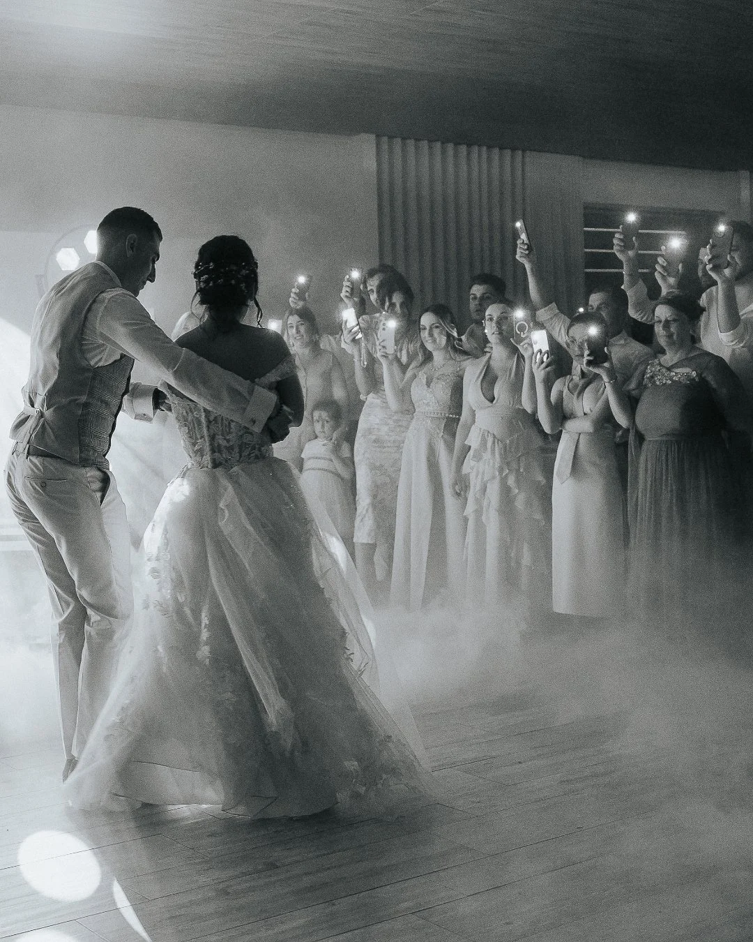 When the lights rise, love begins. ✨
.
.
.
.
#tiagocoelhophoto #casamento #wedding #loversrealbride #fotografiadecasamento #portugalweddingphotographer #weddingnight #firstdance #modernwedding #weddingphotography #portugalweddingphotographer #dancefl