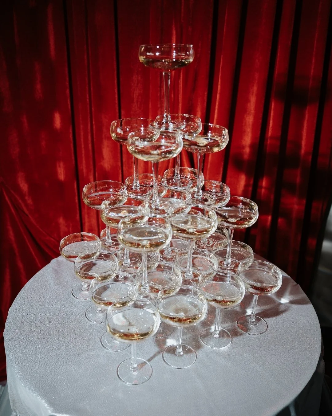 Champagne, celebration, and a new beginning. ✨

Decoration @redfeatherevents 
.
.
.
.
#tiagocoelhophoto #wedding #weddingphotography #destinationwedding #culturalwedding #modernwedding #timelesswedding #editorialwedding #voguewedding #bragawedding #p