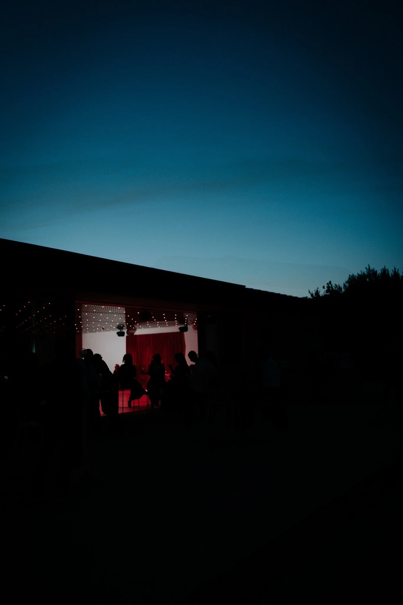 Imagine this blue hour at a wedding 🫠
.
.
.
.
#modernwedding #timelesswedding #editorialwedding #voguewedding #bragawedding #portugalwedding #portugalweddingphotographer #fotografiadecasamento #casamentoportugal #weddinginspo #weddingmoments #modern
