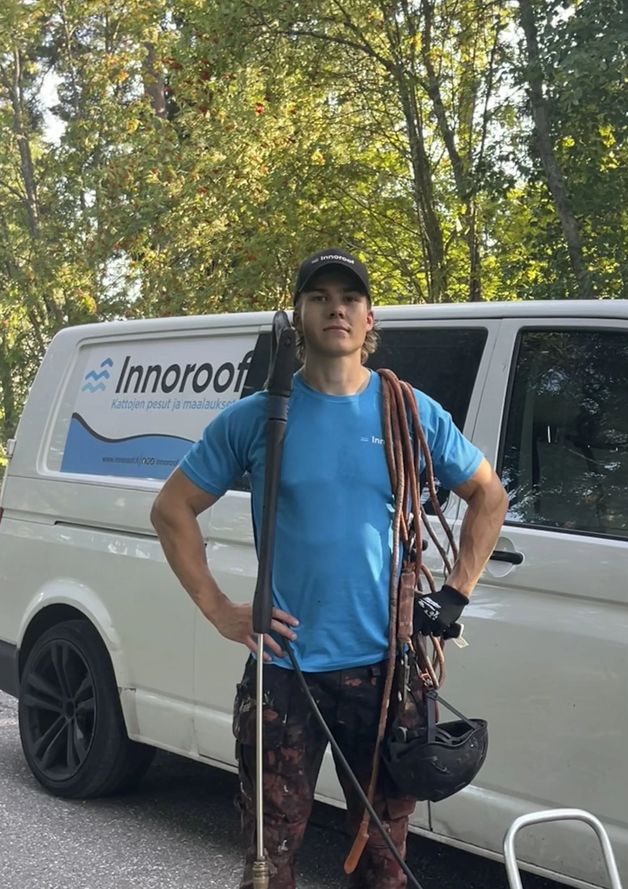 Kuvassa Innoroof Oy yrittäjä seisoo työpakunsa edessä