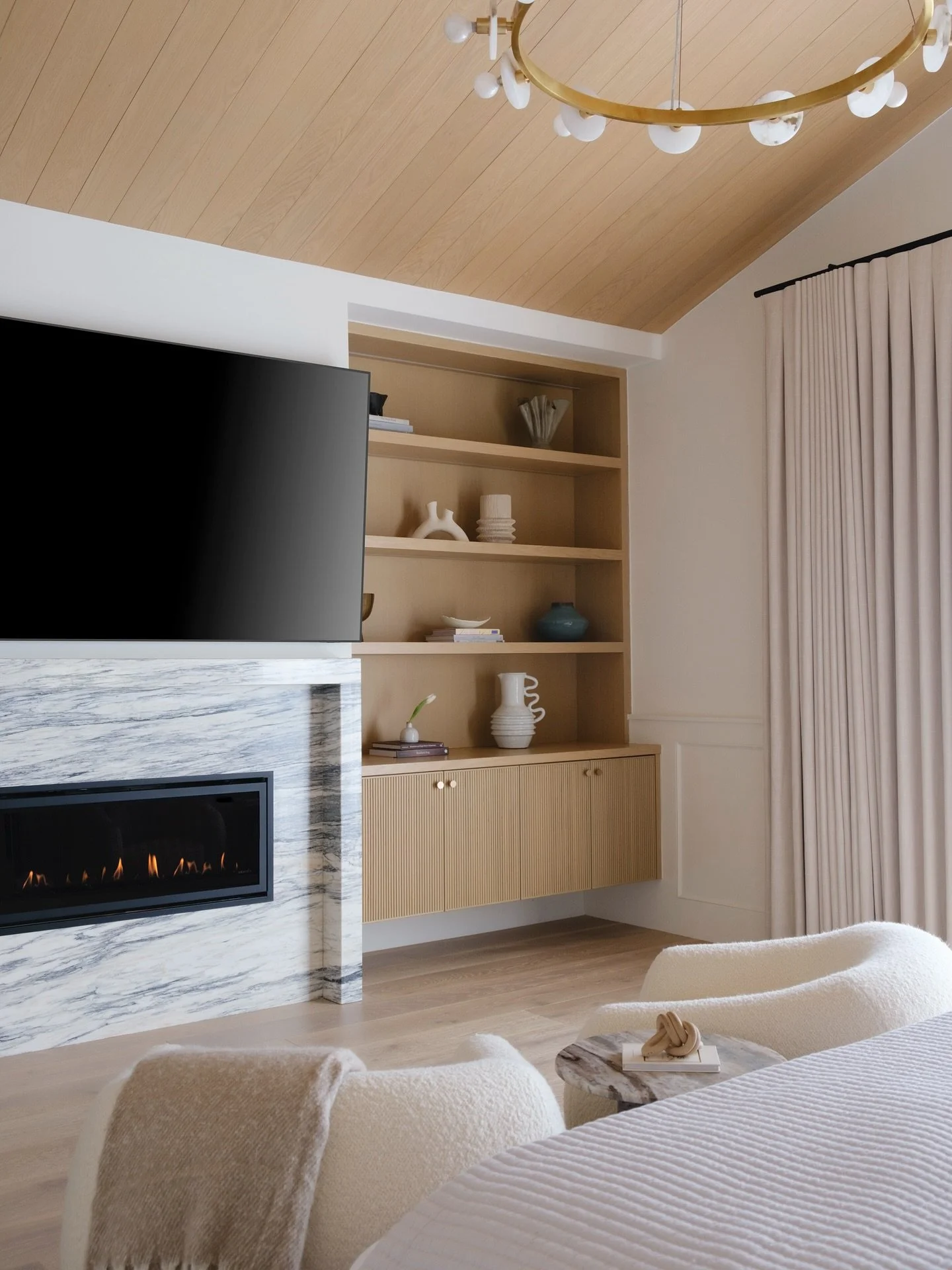 A serene and modern bedroom featuring warm wood accents, a sleek marble fireplace, and minimalist decor&mdash;perfectly blending comfort and sophistication. 🤍

Interior Design by @oseyostudiola 
📸 by @oliviaphilo