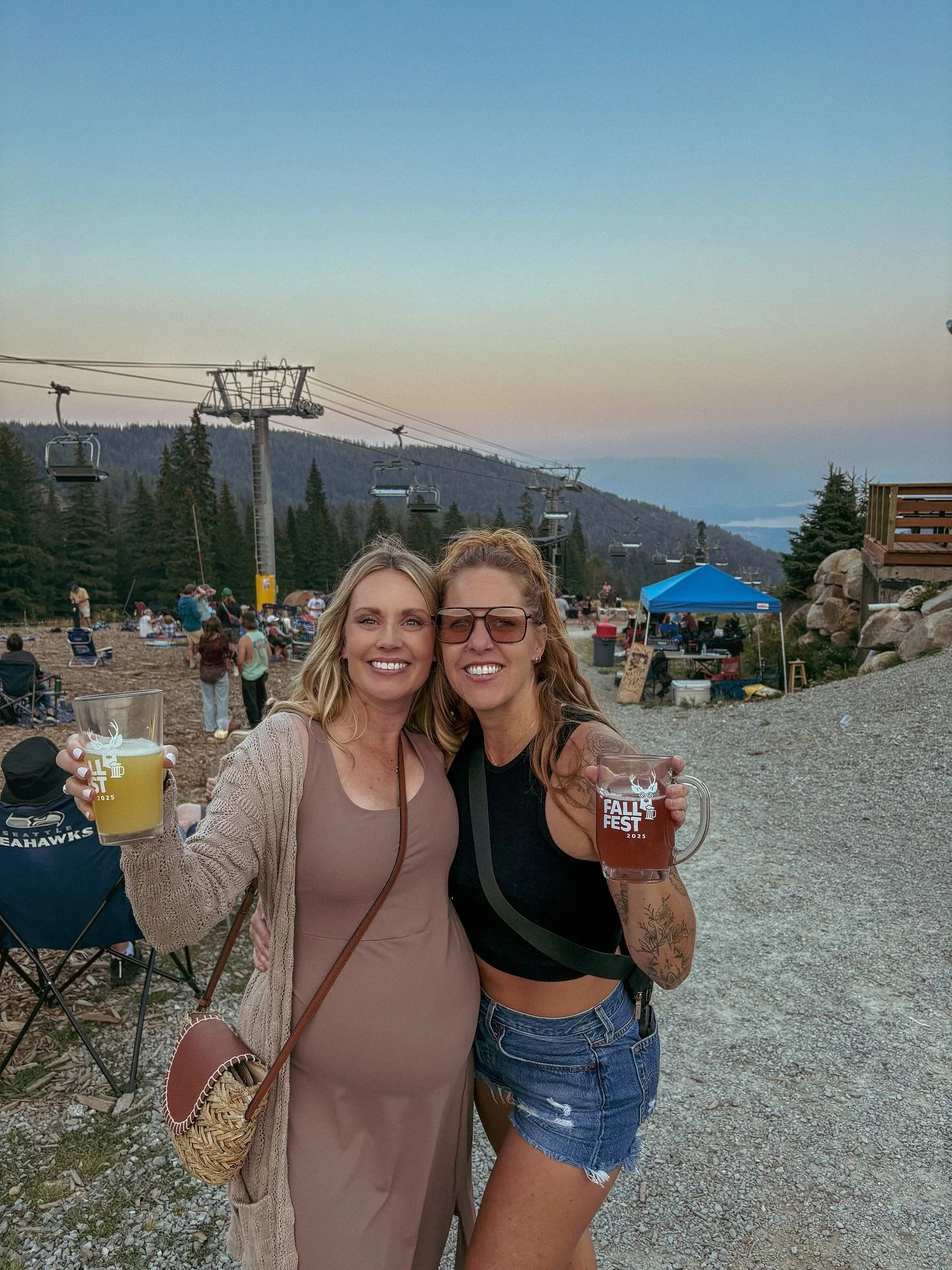 Fall Fest 2025 up on @schweitzer_mountain 🍻🌻⛰️

Great music, food + drinks and those Lake Pend Oreille views! They had great NA options this year and my favorite lemonade stand @jupiterjanecafe was back with the best raspberry mint combo 🍋

The ce