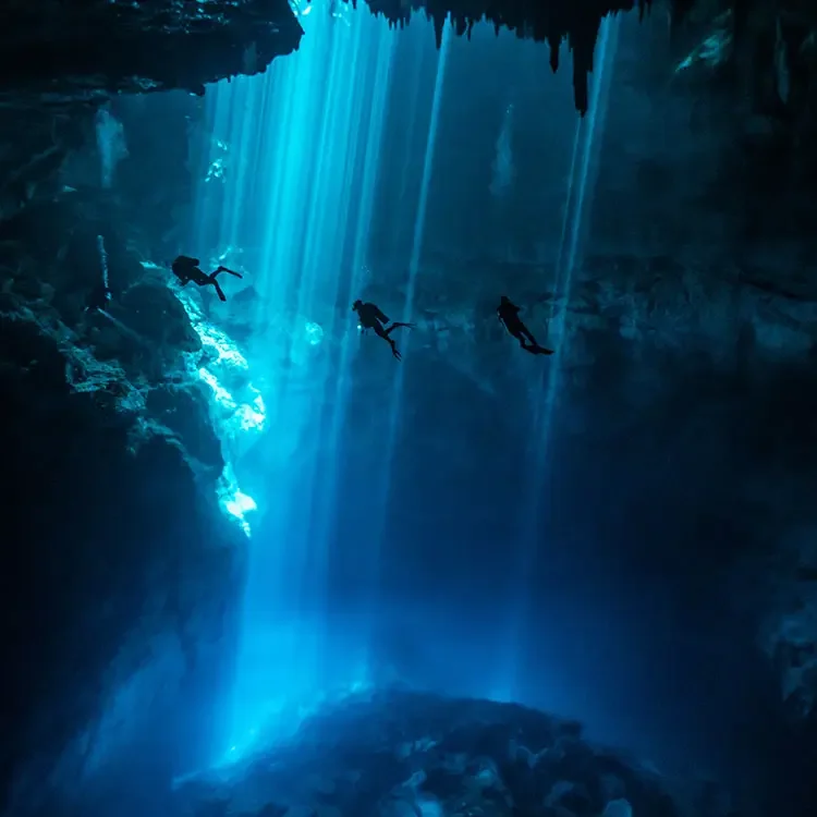 Divers in cenote The Pit