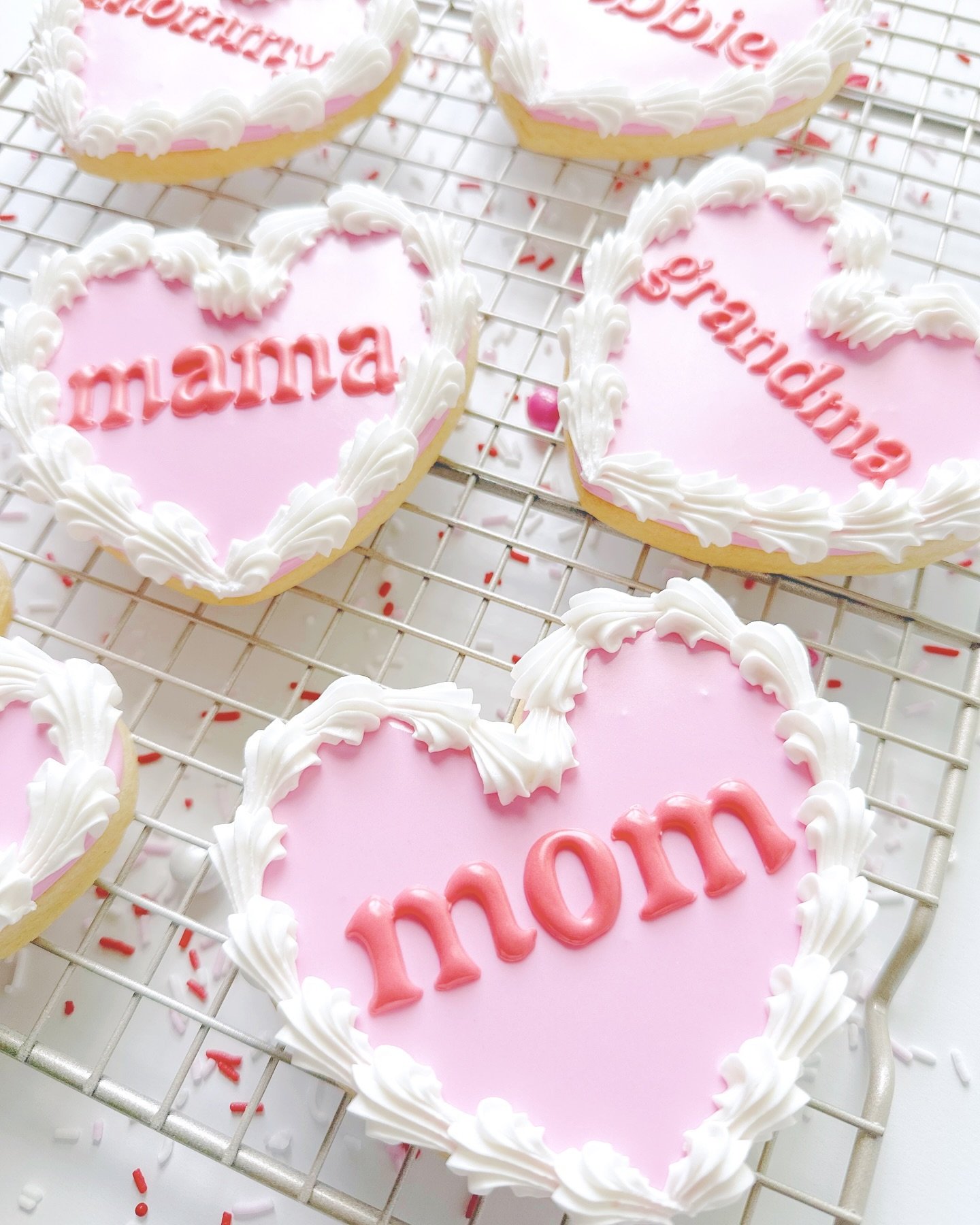A very happy Mother&rsquo;s Day to all my favorite moms out there. Hope your day is filled with relaxation, joy and maybe a few cocktails! 

#happymothersday #mothersday #mothersdaycookies #cookiesofinstagram #detroitinfluencer