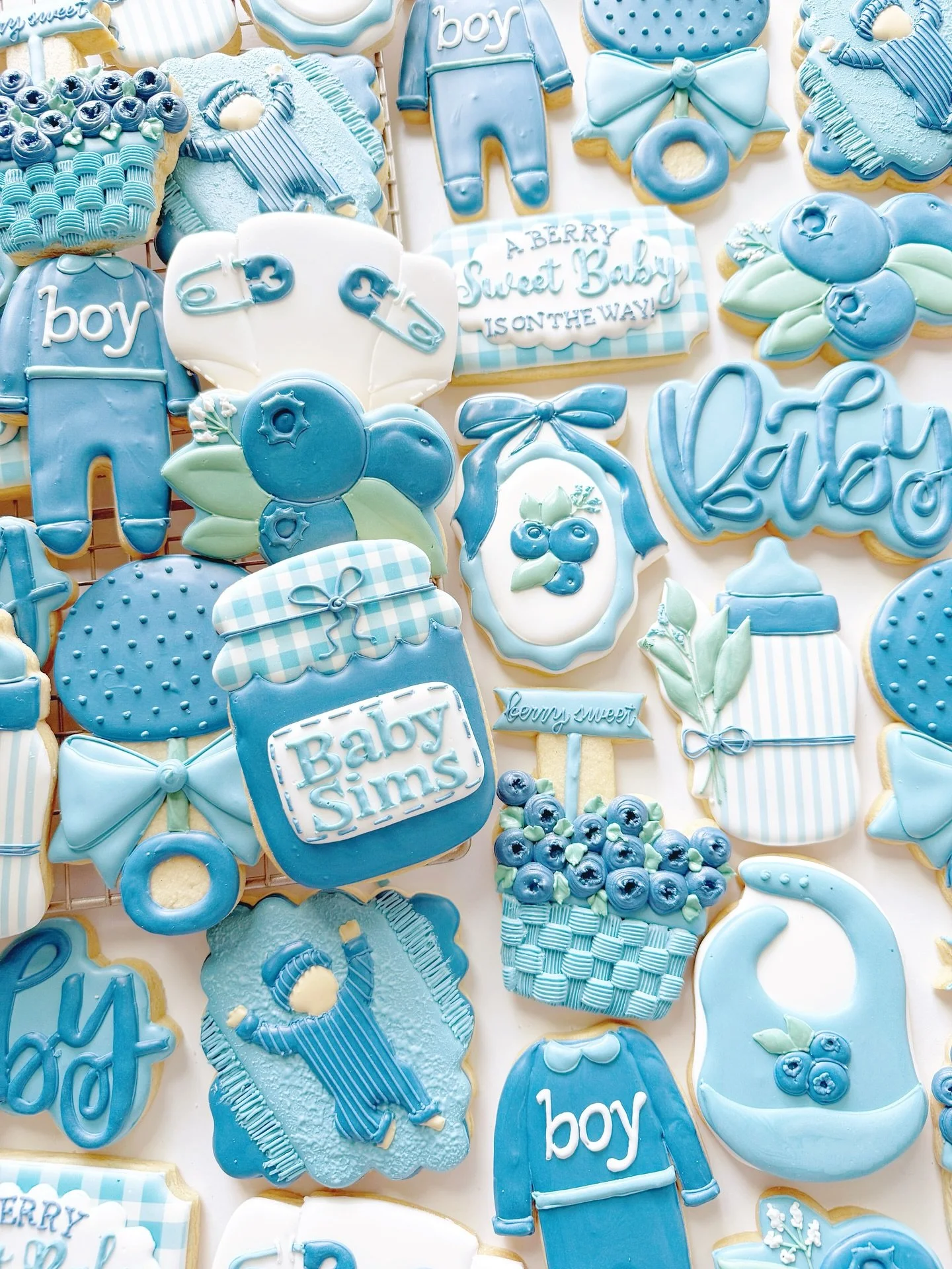 A berry sweet baby is on the way! 

#blueberrycookies #babyshowerideas #babyshowercookies #cookiesofinstagram #metrodetroitfoodie