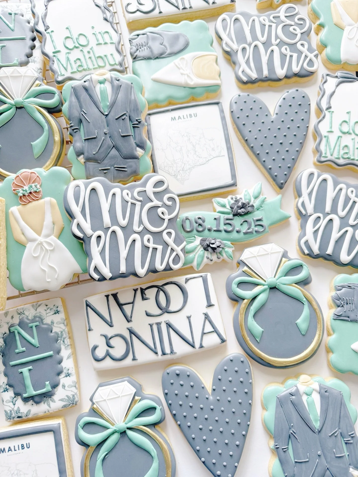A very happy wedding day to this couple getting married on the beautiful beaches of Malibu! 

#weddingcookies #weddingday #cookiesofinstagram❤️ #malibulife #weddingshowercookies