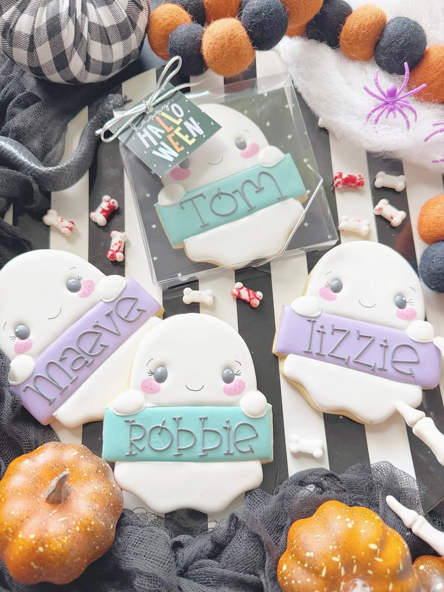 Set your alarms! Halloween presale will be tomorrow (10/19) at 8pm. There will definitely be less inventory this year due to be starting late so set your alarms if you are interested in grabbing some treats! 

#halloweencookies #metrodetroit #hallowe