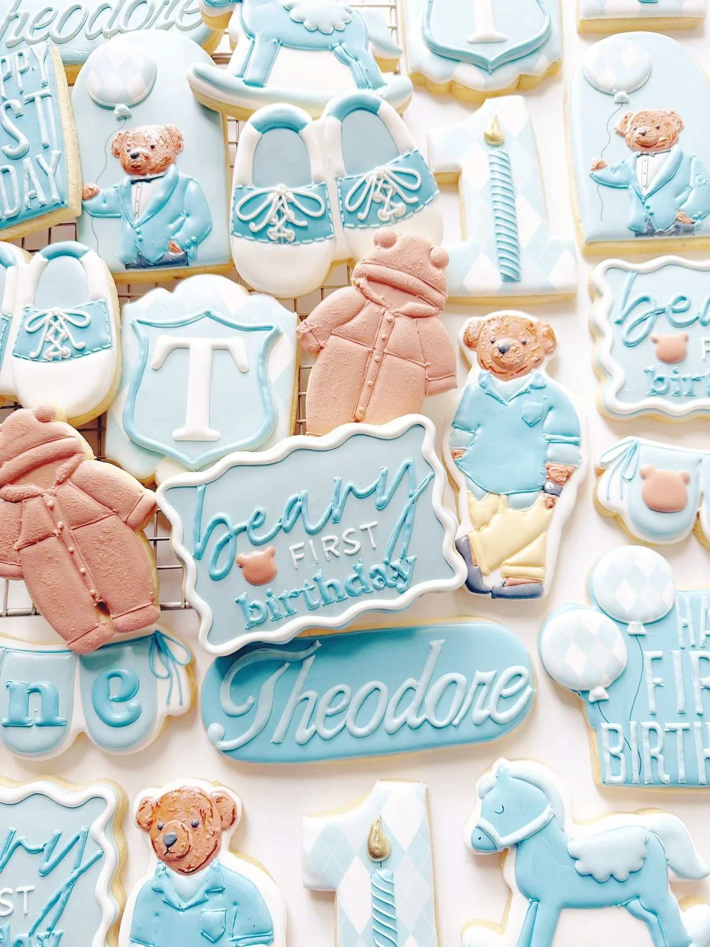 It&rsquo;s a very Beary first birthday with a side of Ralph Lauren Polo Bears 💙 

Little cutie shoes inspired by @confettiyeticookies 

#ralphlaurencookies #teddybearcookies #firstbirthdayparty #firstbirthdaycookies #metrodetroitfoodie