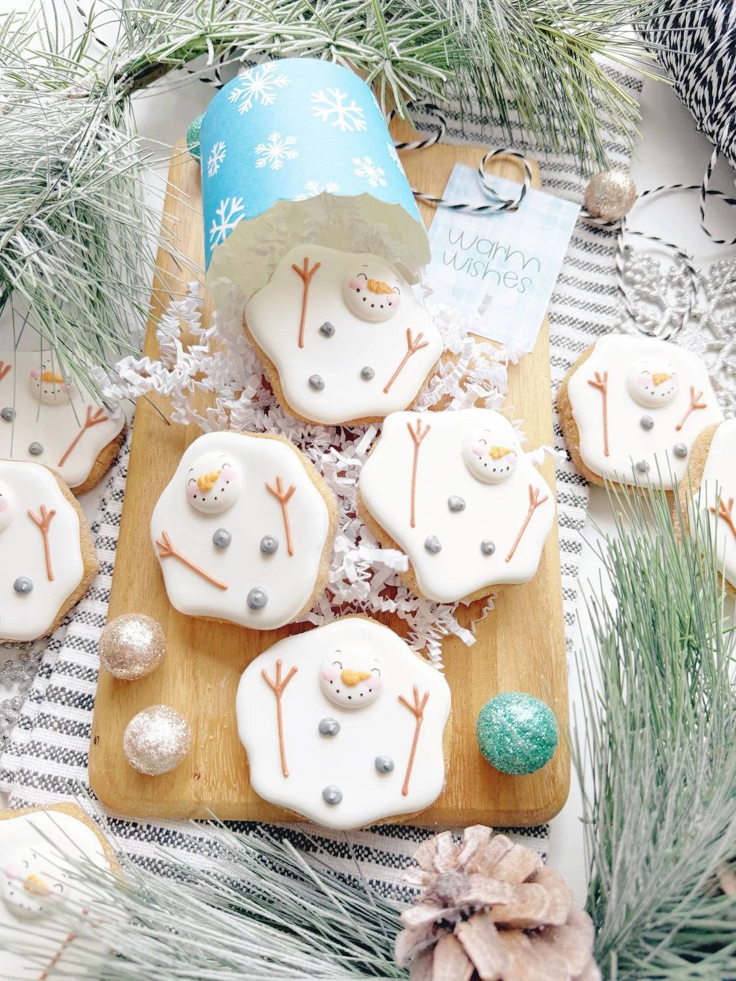 Looking for a little mid winter treat??? I got you! These brown butter snickerdoodle melting snowmen are the perfect wave to brave this cold weather! Perfect little snack just for you or share with a friend! Link in bio!!
