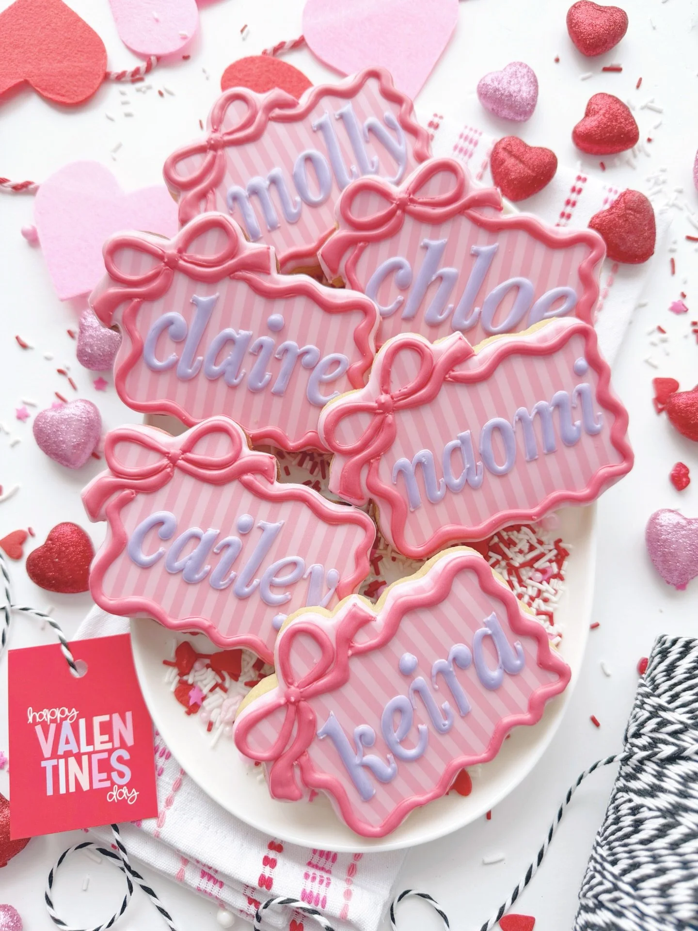 Hello new favorite plaque. Obsessed with this wavy coquette cutter from @thesweetdesignsshoppe !! If you have a girly set coming  up soon I&rsquo;m pretty sure this will be included! 

#valentinescookies #galentinescookies #galentinesday #galentinesp