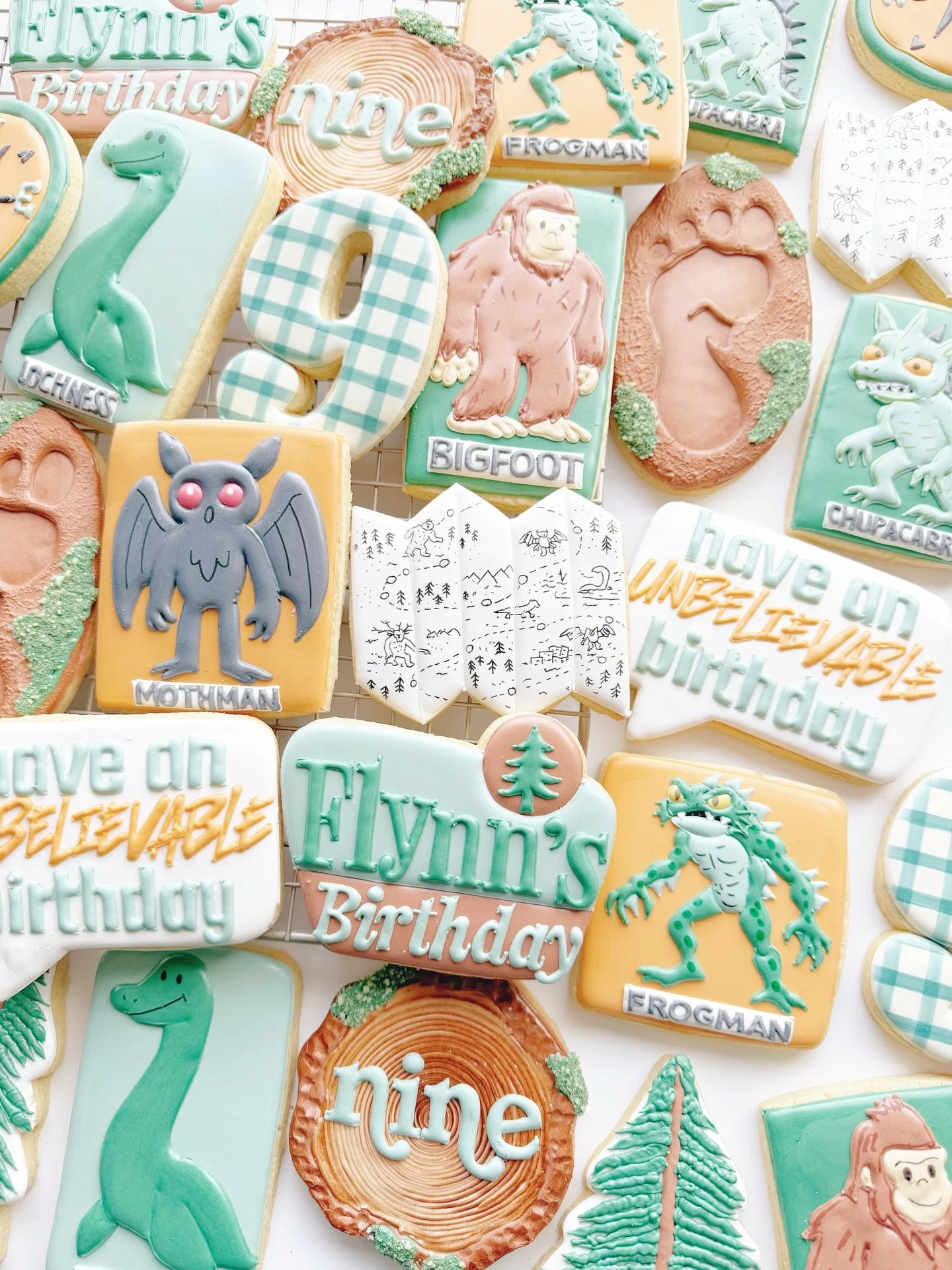 Before this order I had absolutely no idea what a cryptid was&hellip; and now I&rsquo;m fully invested. 👀

Bigfoot, Mothman, and a few mysterious creatures showed up for this birthday cookie set and I&rsquo;m kind of obsessed with how it turned out.