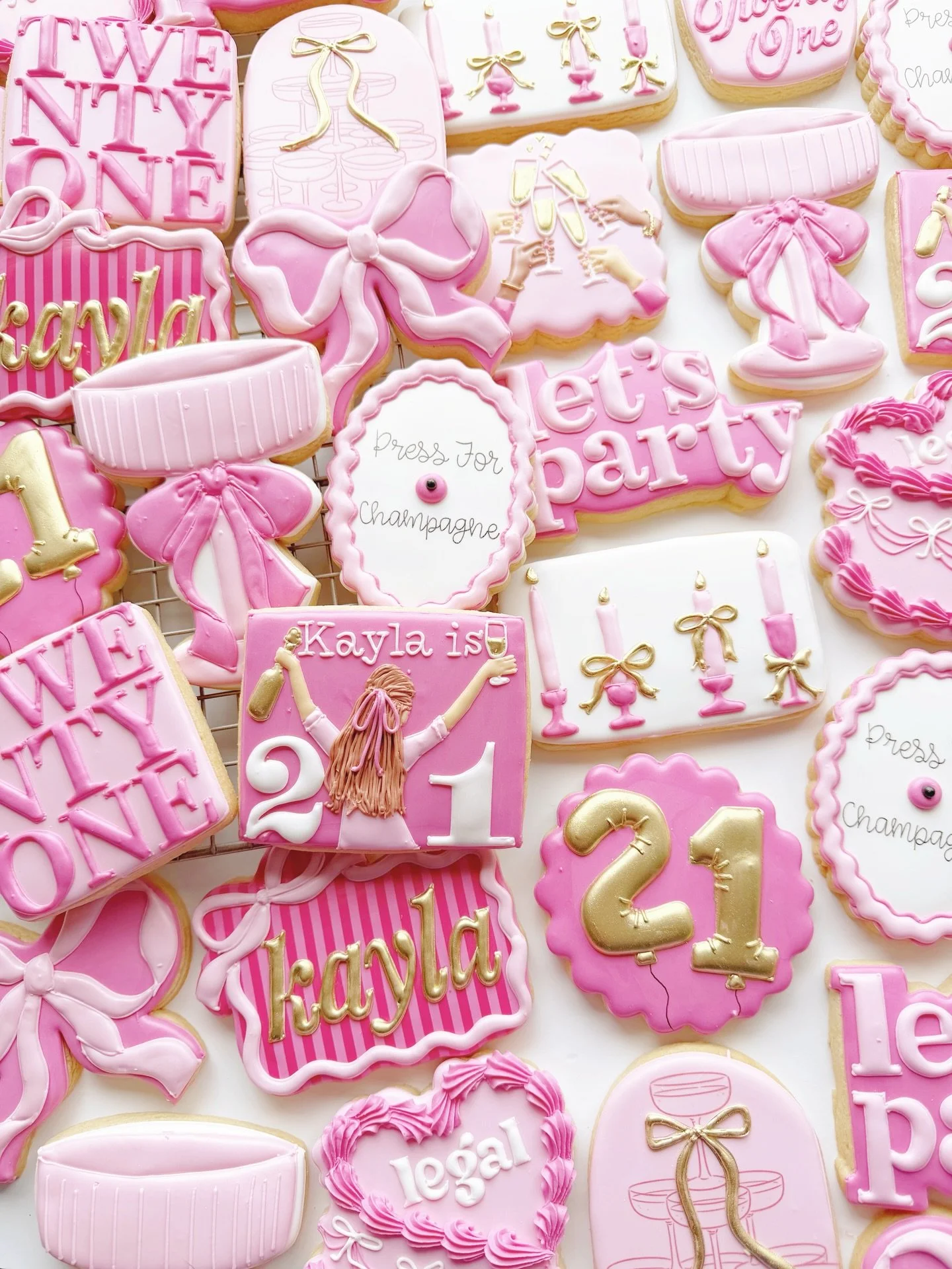 Let&rsquo;s party!! It&rsquo;s Kayla&rsquo;s 21st!!!

#21stbirthdaycookies #21stbirthday #champagnecookies #cookiesofinstagram #metrodetroit